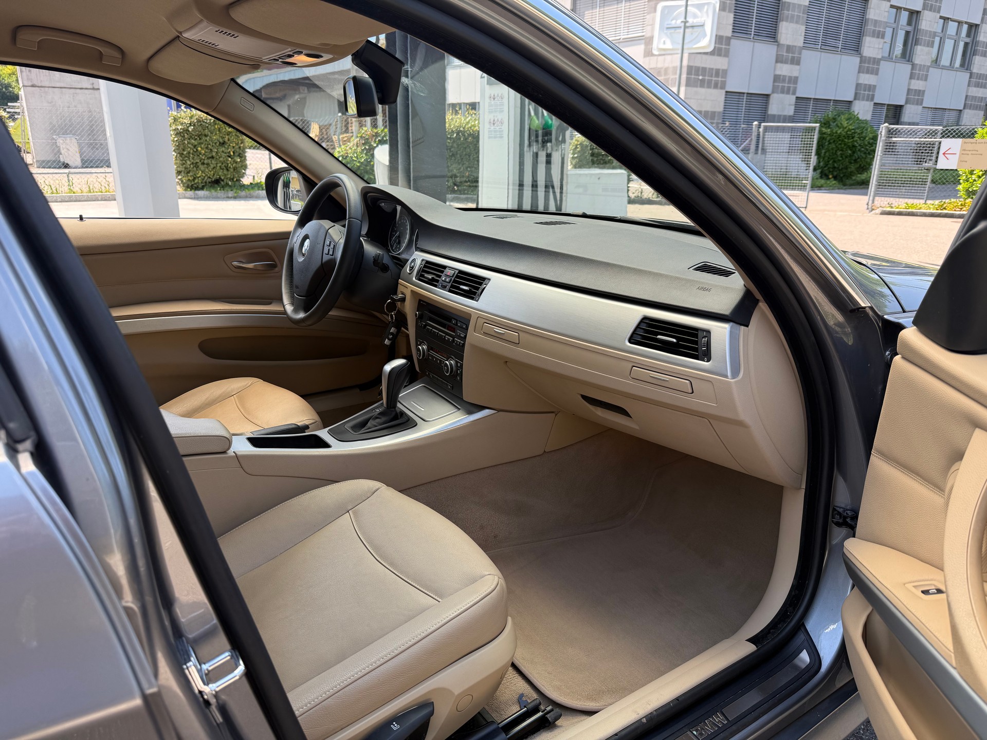 BMW 325i Touring Steptronic / Frisch ab MFK & Service / Facelift / Leder / **TOP ZUSTAND**-image-7