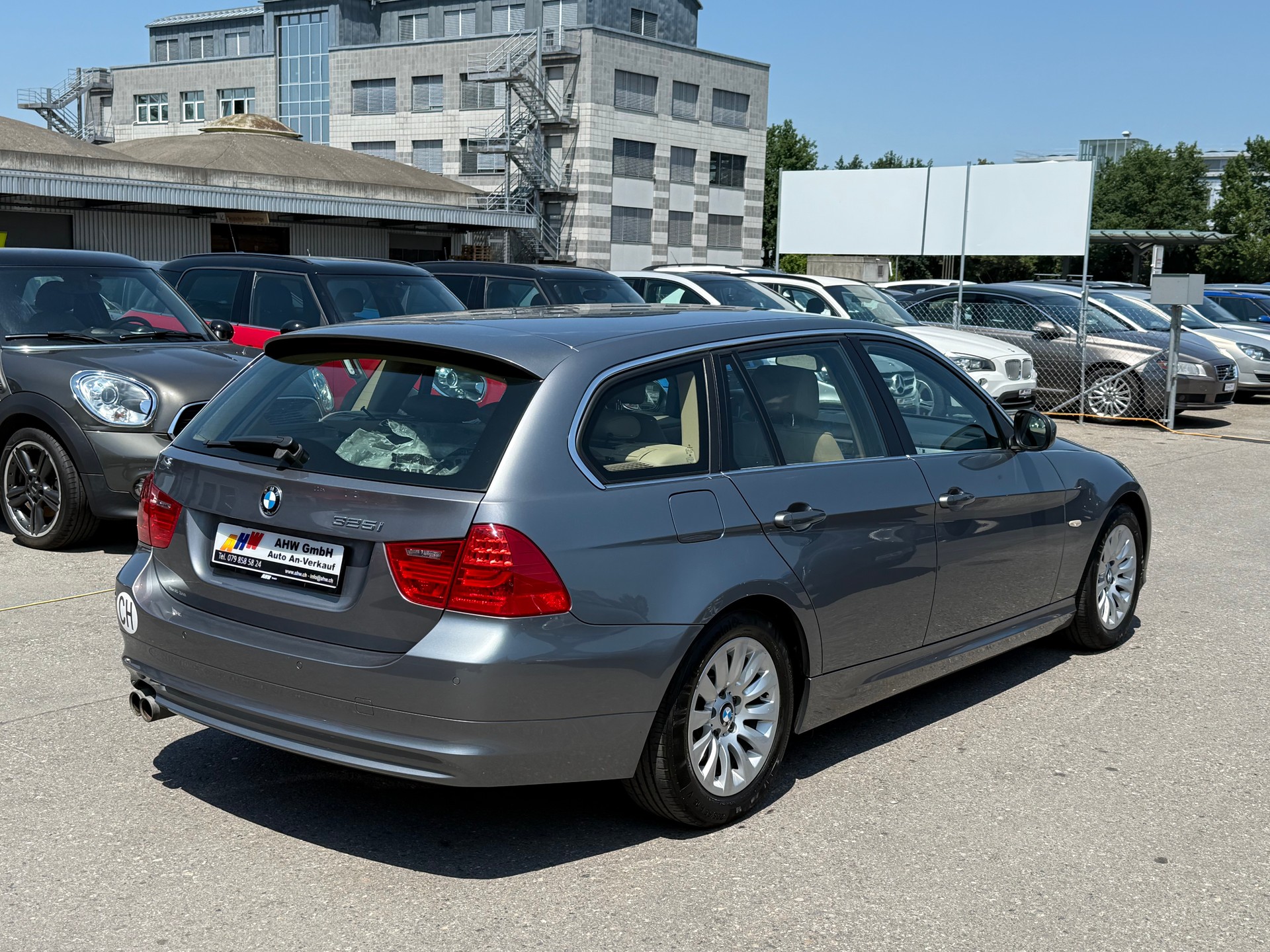 BMW 325i Touring Steptronic / Frisch ab MFK & Service / Facelift / Leder / **TOP ZUSTAND**-image-3