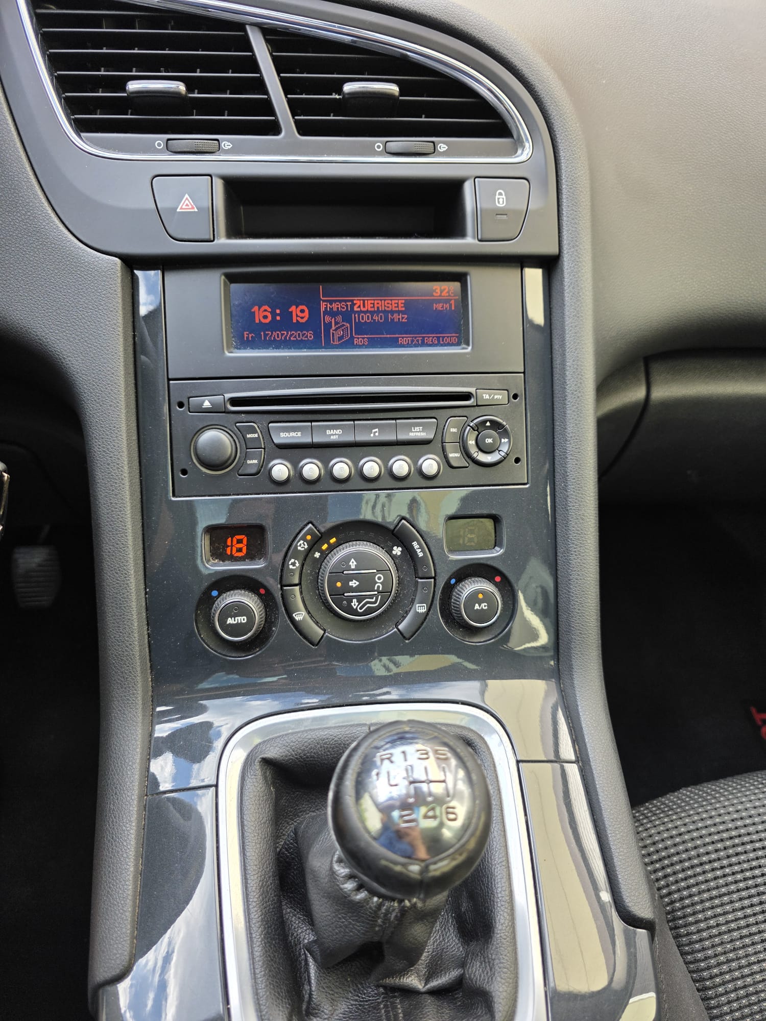 PEUGEOT 5008 1.6 16V VTI Trendy Clim-image-10