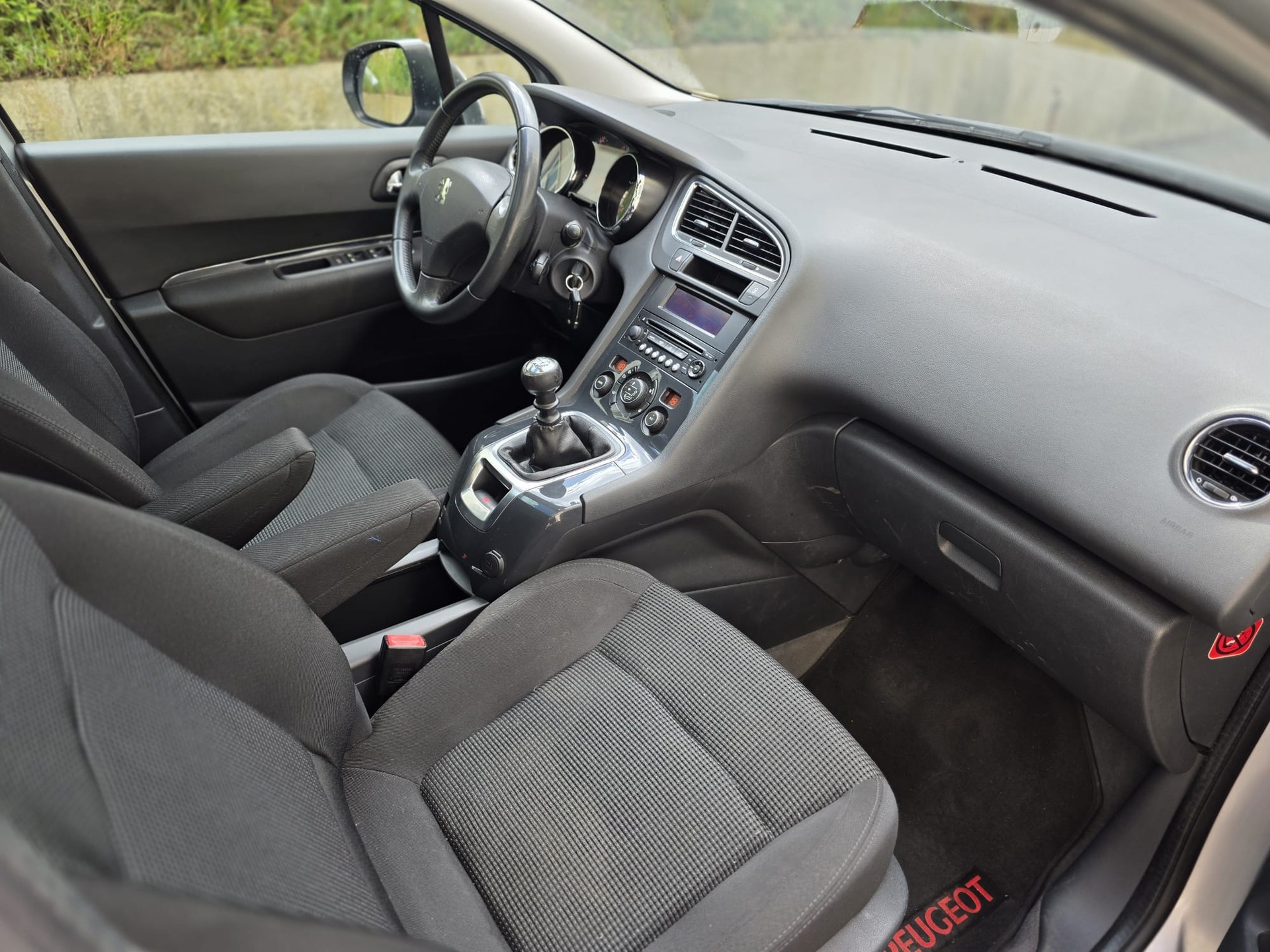 PEUGEOT 5008 1.6 16V VTI Trendy Clim-image-8