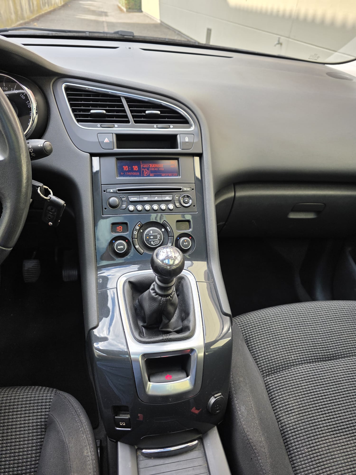 PEUGEOT 5008 1.6 16V VTI Trendy Clim-image-6