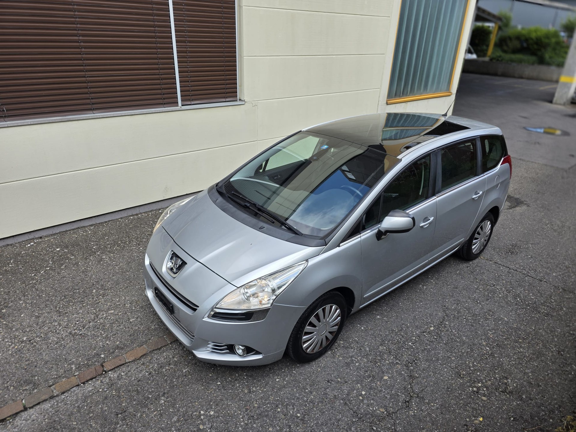 PEUGEOT 5008 1.6 16V VTI Trendy Clim-image-2