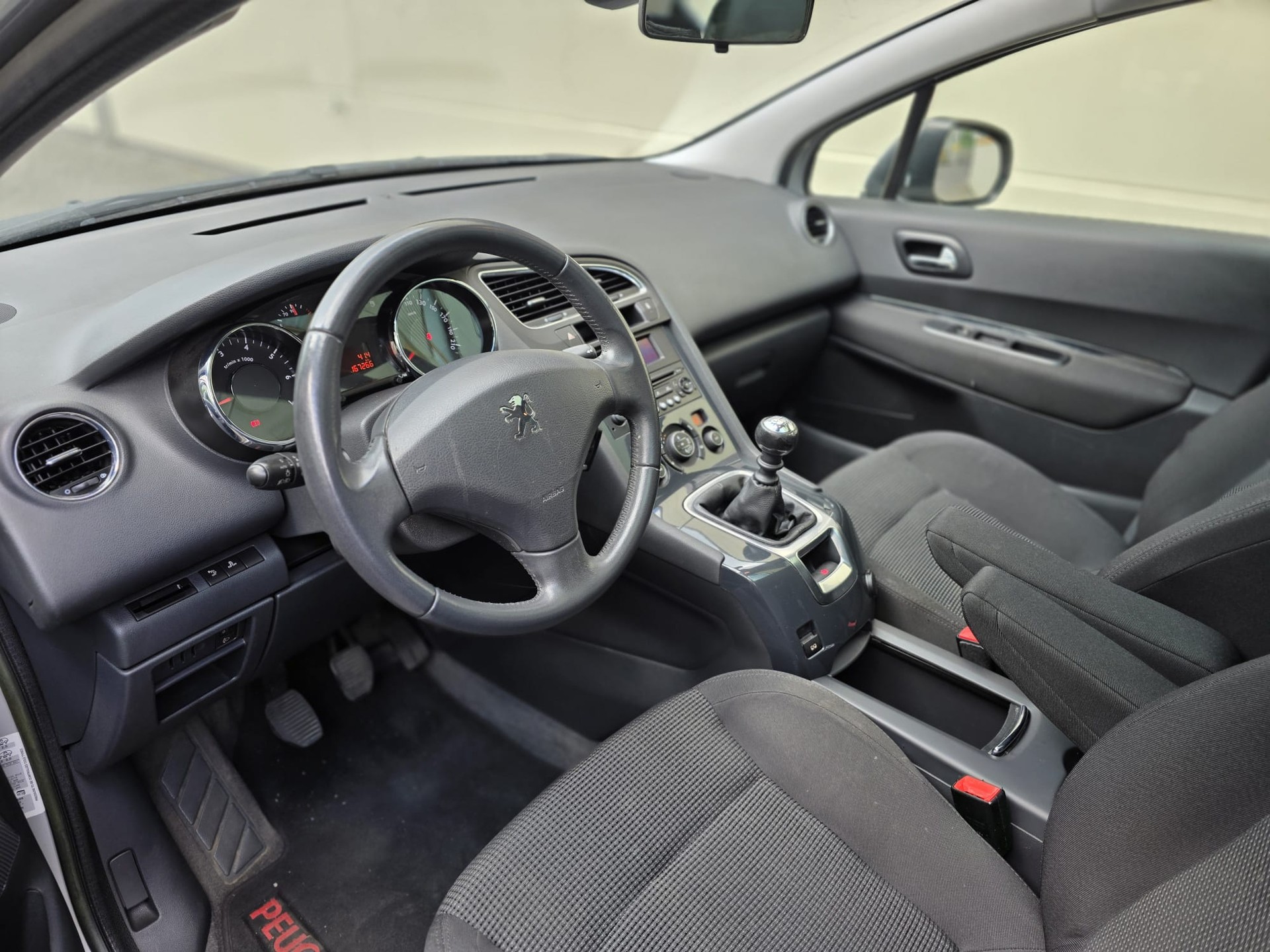 PEUGEOT 5008 1.6 16V VTI Trendy Clim-image-5