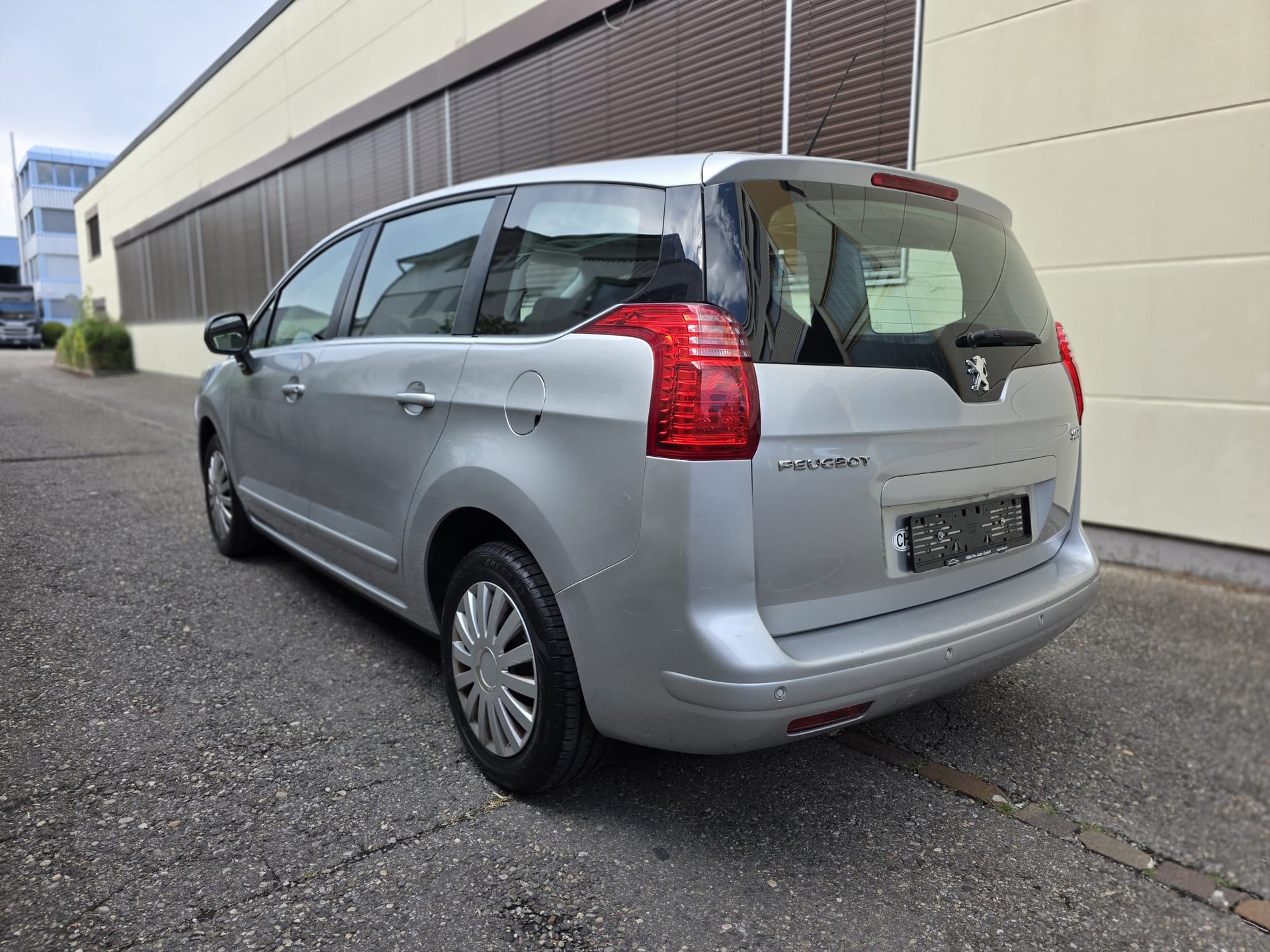 PEUGEOT 5008 1.6 16V VTI Trendy Clim-image-3