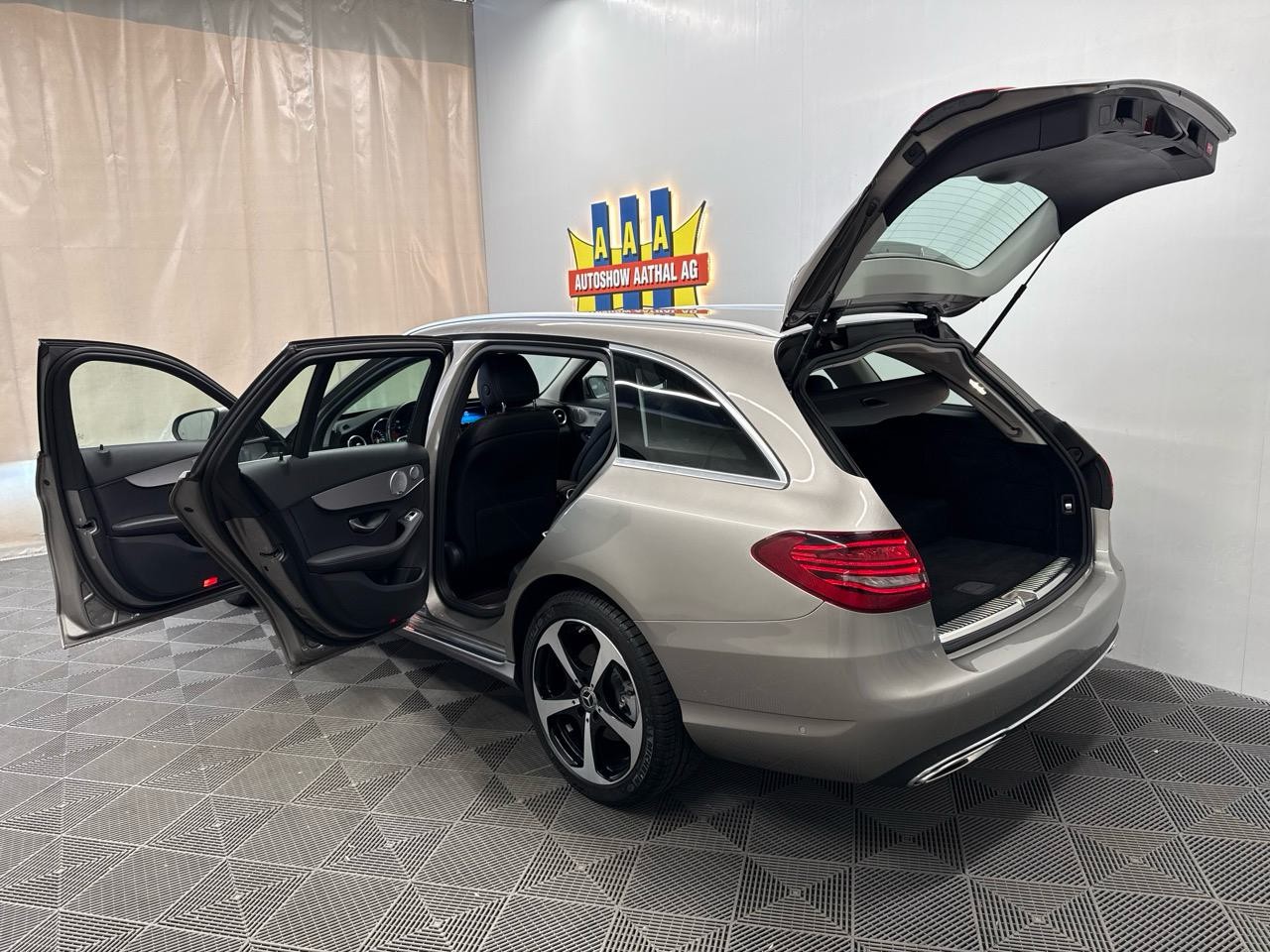 MERCEDES-BENZ C 300 e T-Modell Avantgarde 9G-Tronic-image-13