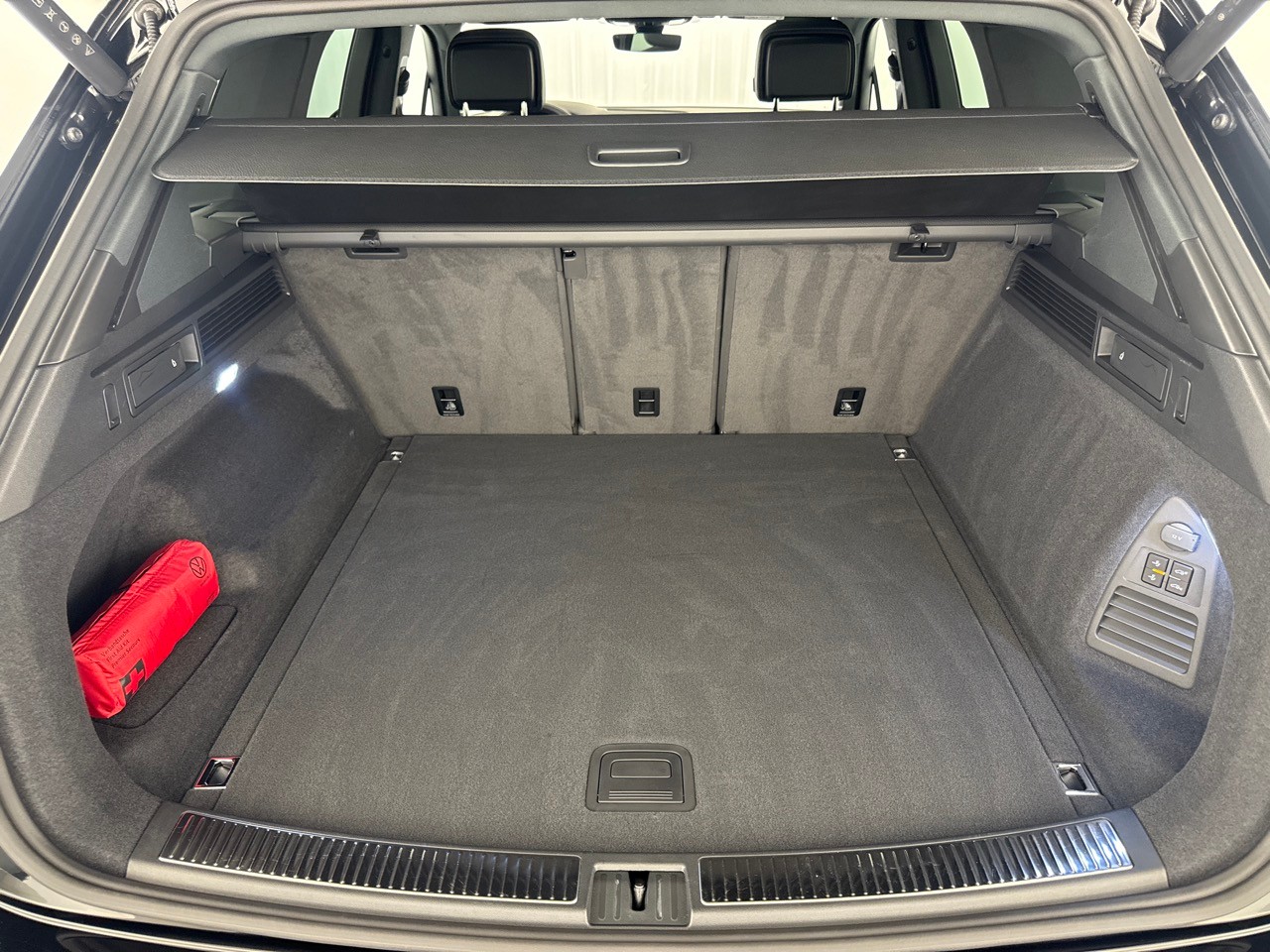 VW Touareg 3.0 TDI R-Line ''inkl. AHK & Standheizung''-image-7