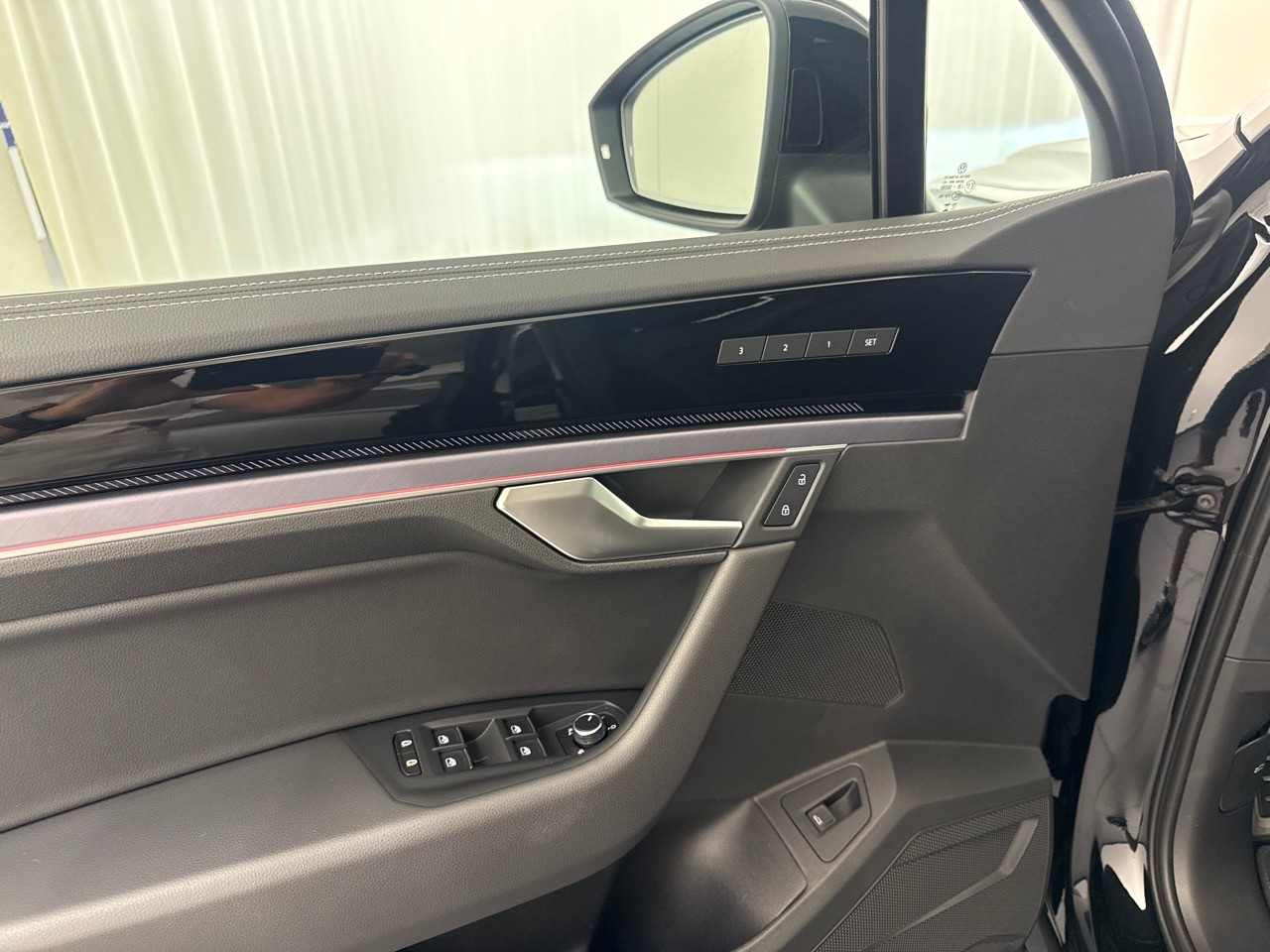 VW Touareg 3.0 TDI R-Line ''inkl. AHK & Standheizung''-image-9