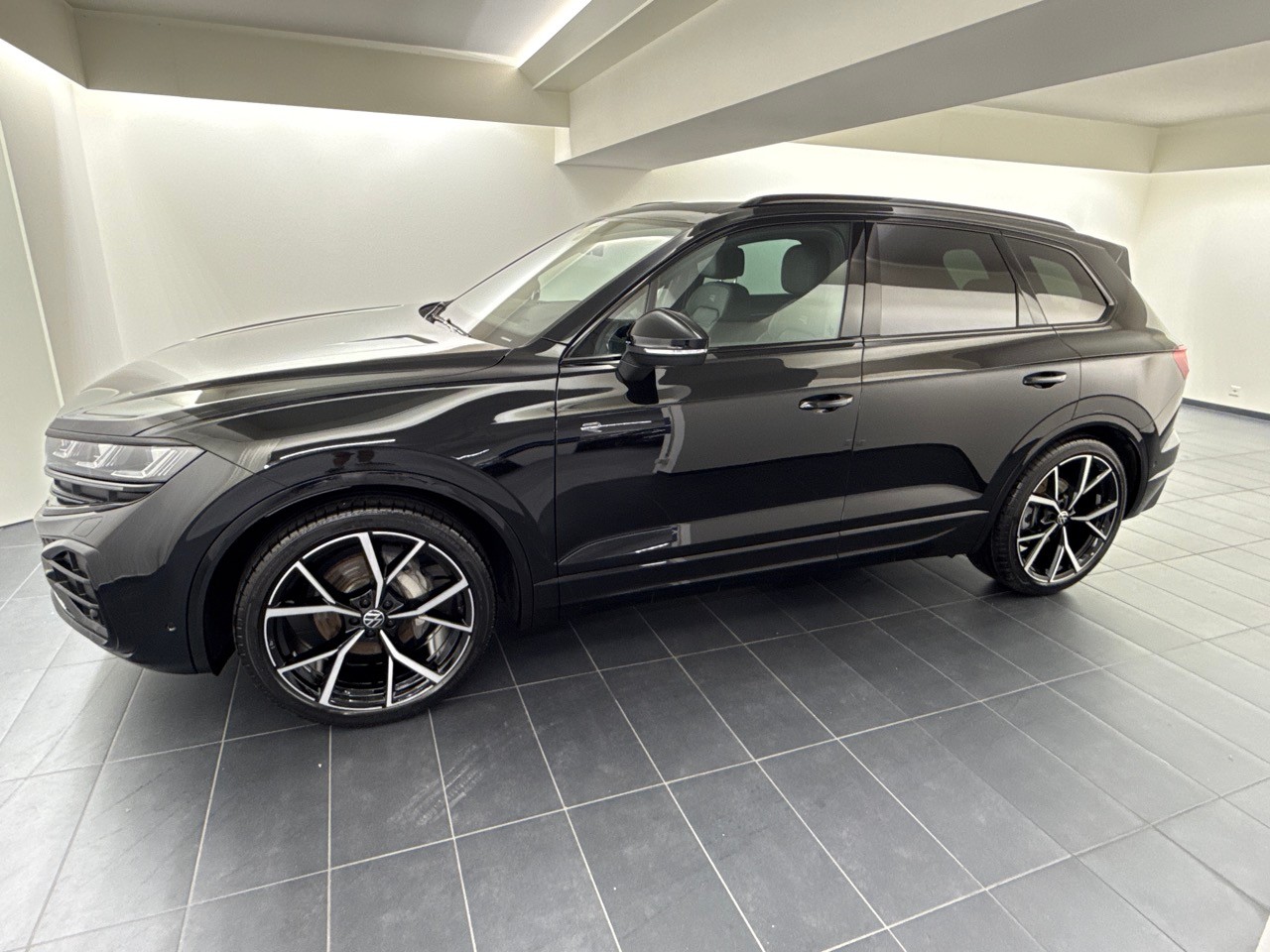 VW Touareg 3.0 TDI R-Line ''inkl. AHK & Standheizung''-image-17