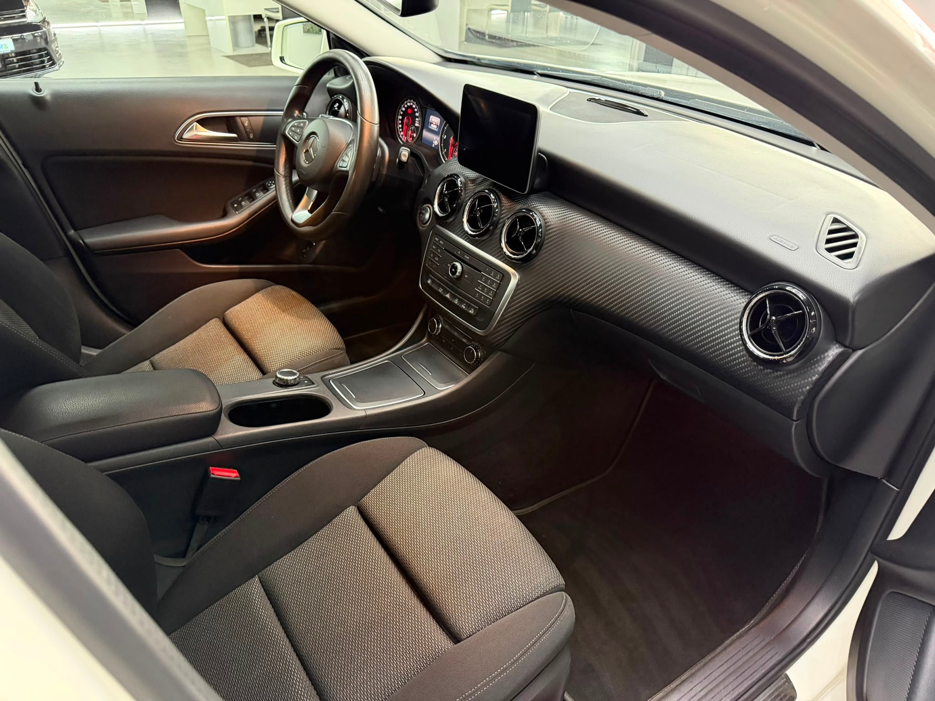 MERCEDES-BENZ GLA 200 CDI Urban 4Matic 7G-DCT-image-6