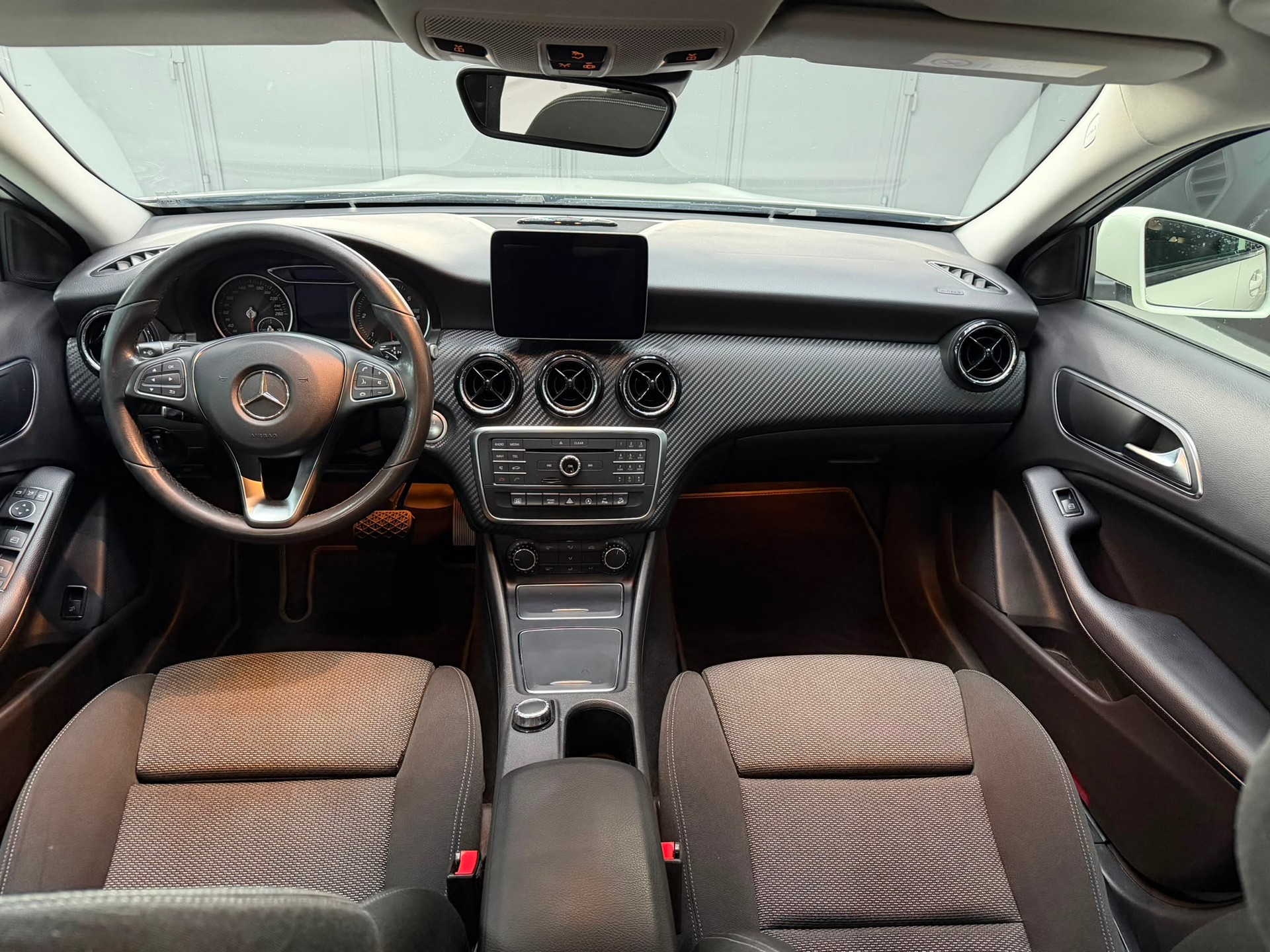 MERCEDES-BENZ GLA 200 CDI Urban 4Matic 7G-DCT-image-4