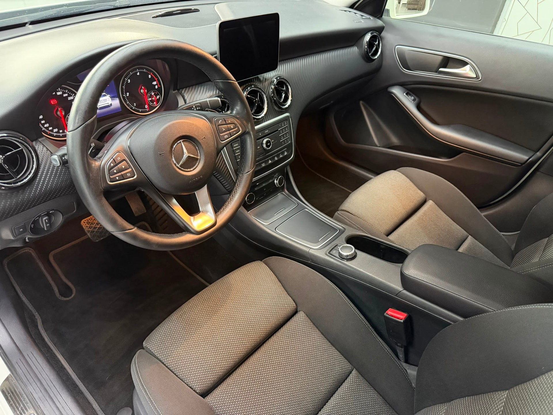 MERCEDES-BENZ GLA 200 CDI Urban 4Matic 7G-DCT-image-5