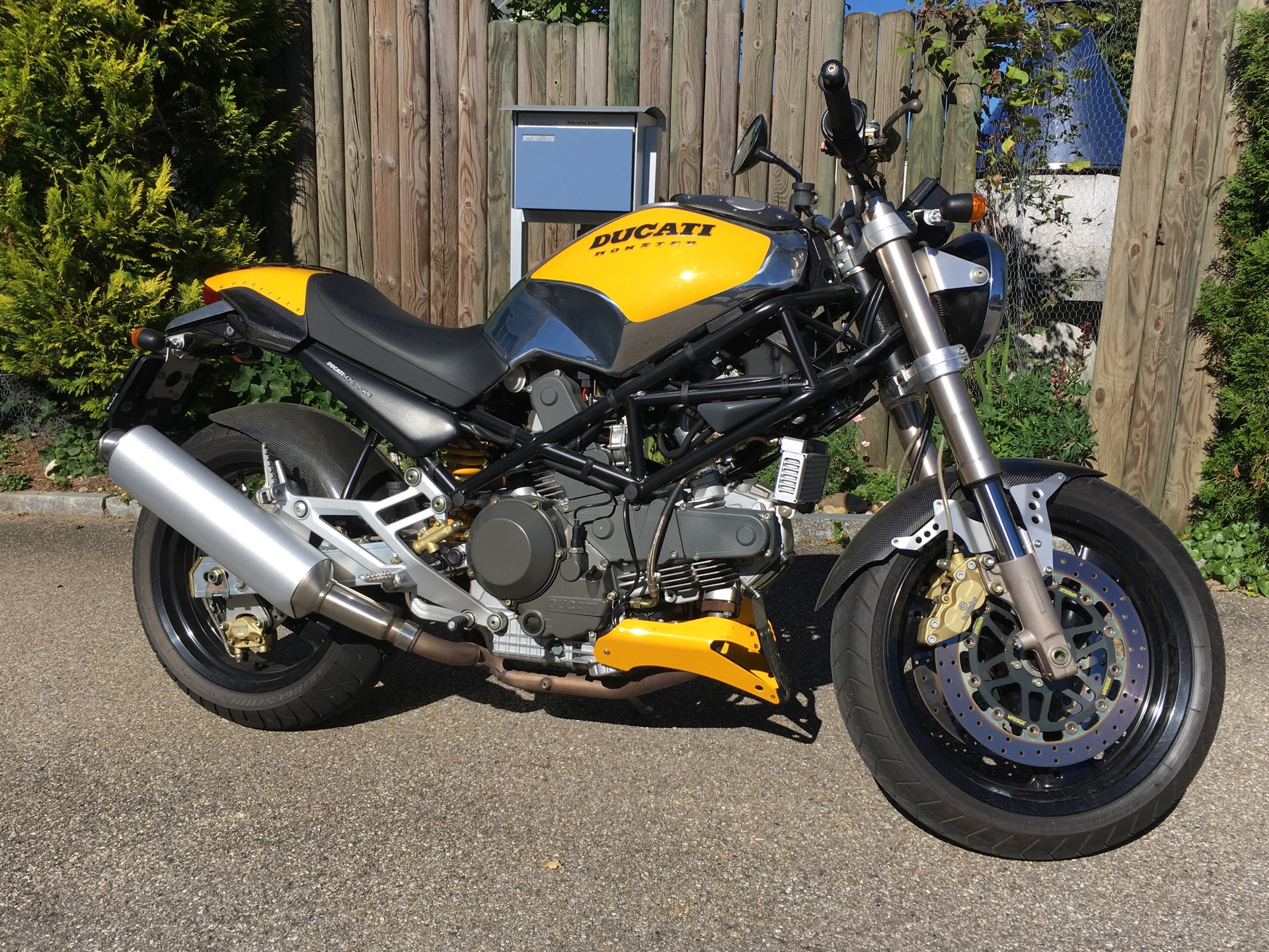 DUCATI MONSTER 900