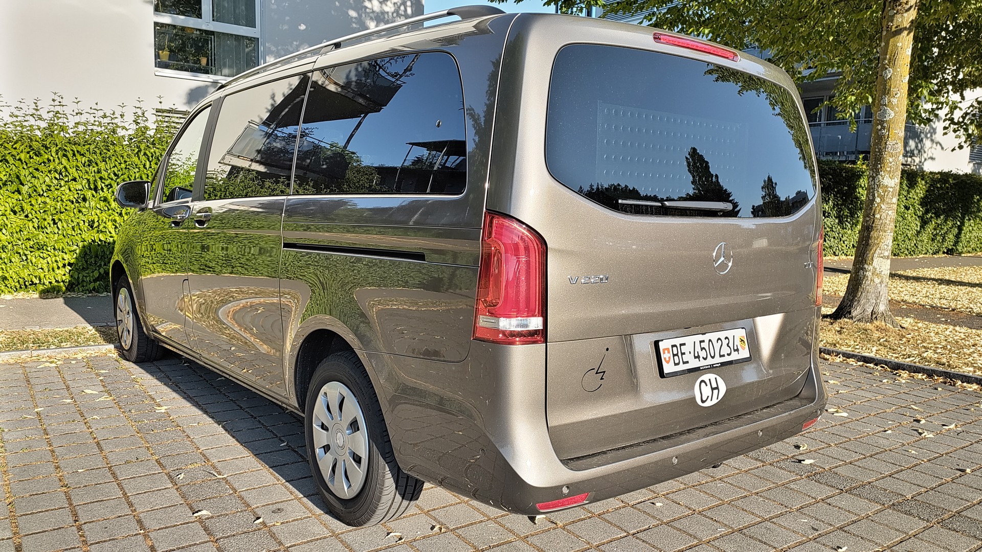 MERCEDES-BENZ V 220 d lang-image-5