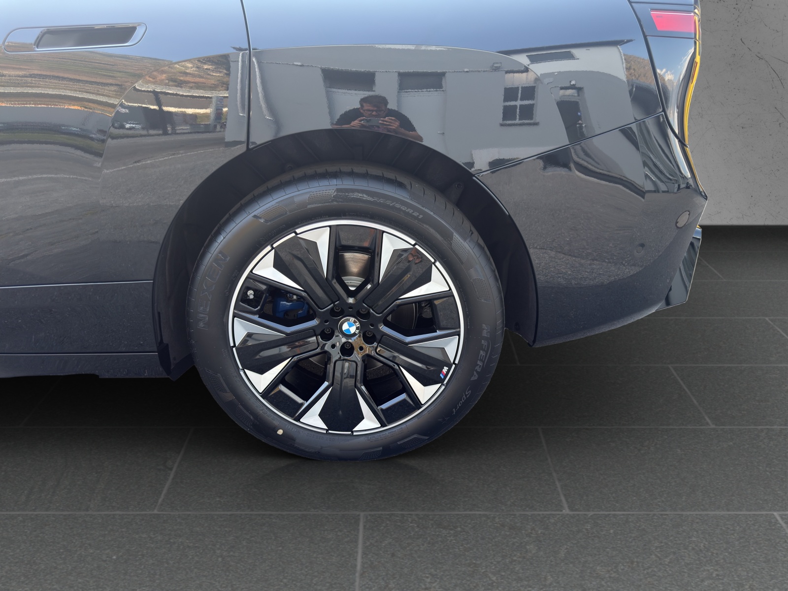 BMW iX xDrive60 M Sport-image-11