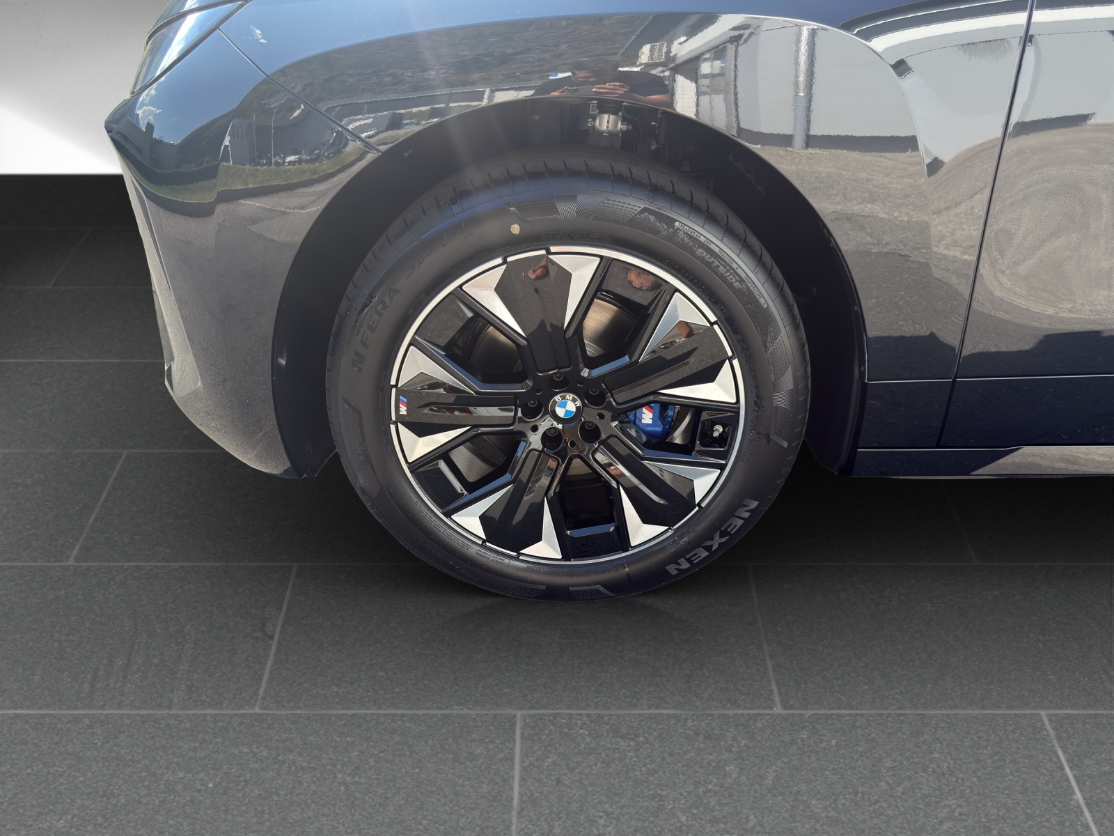 BMW iX xDrive60 M Sport-image-8