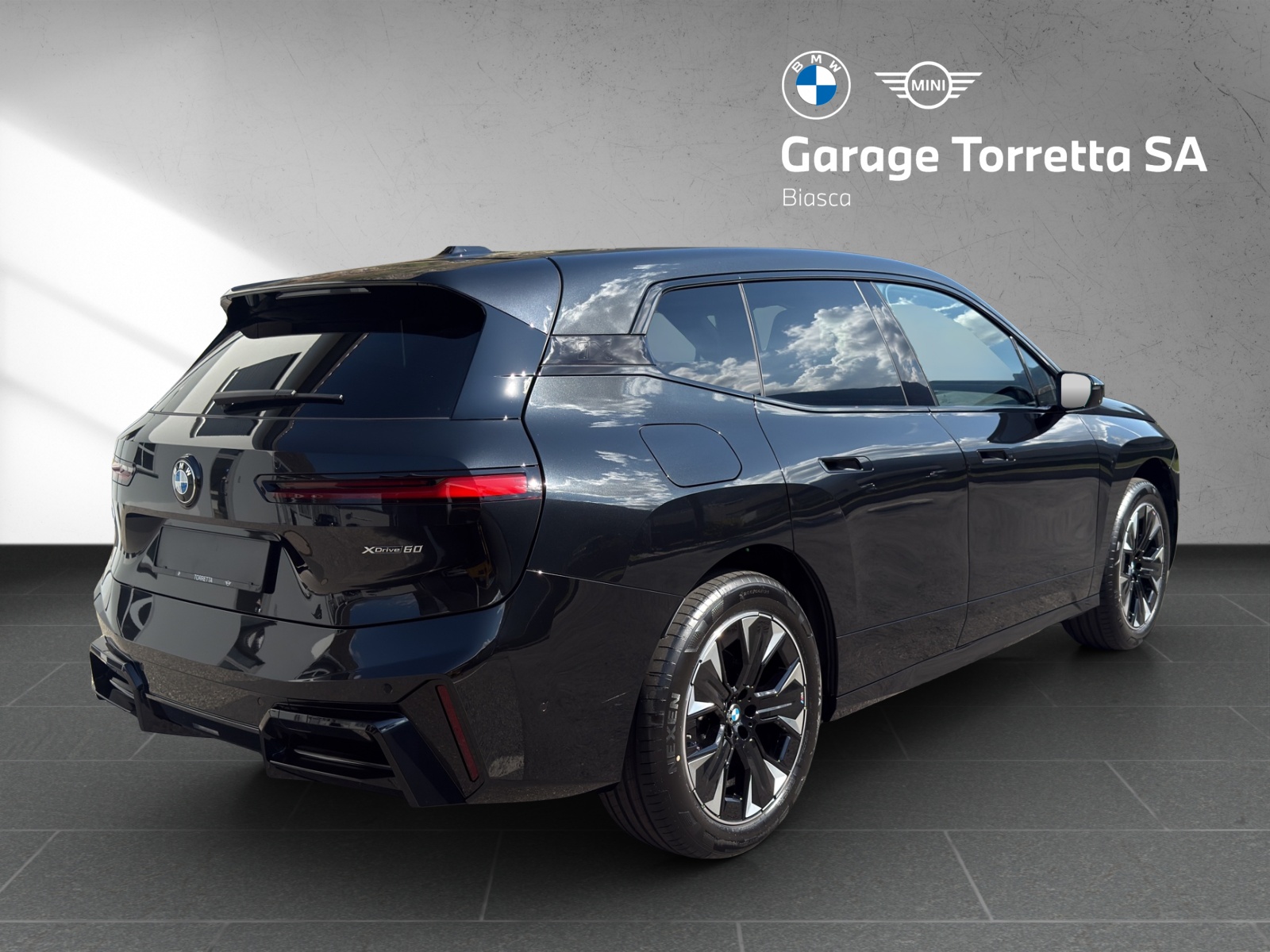 BMW iX xDrive60 M Sport-image-4