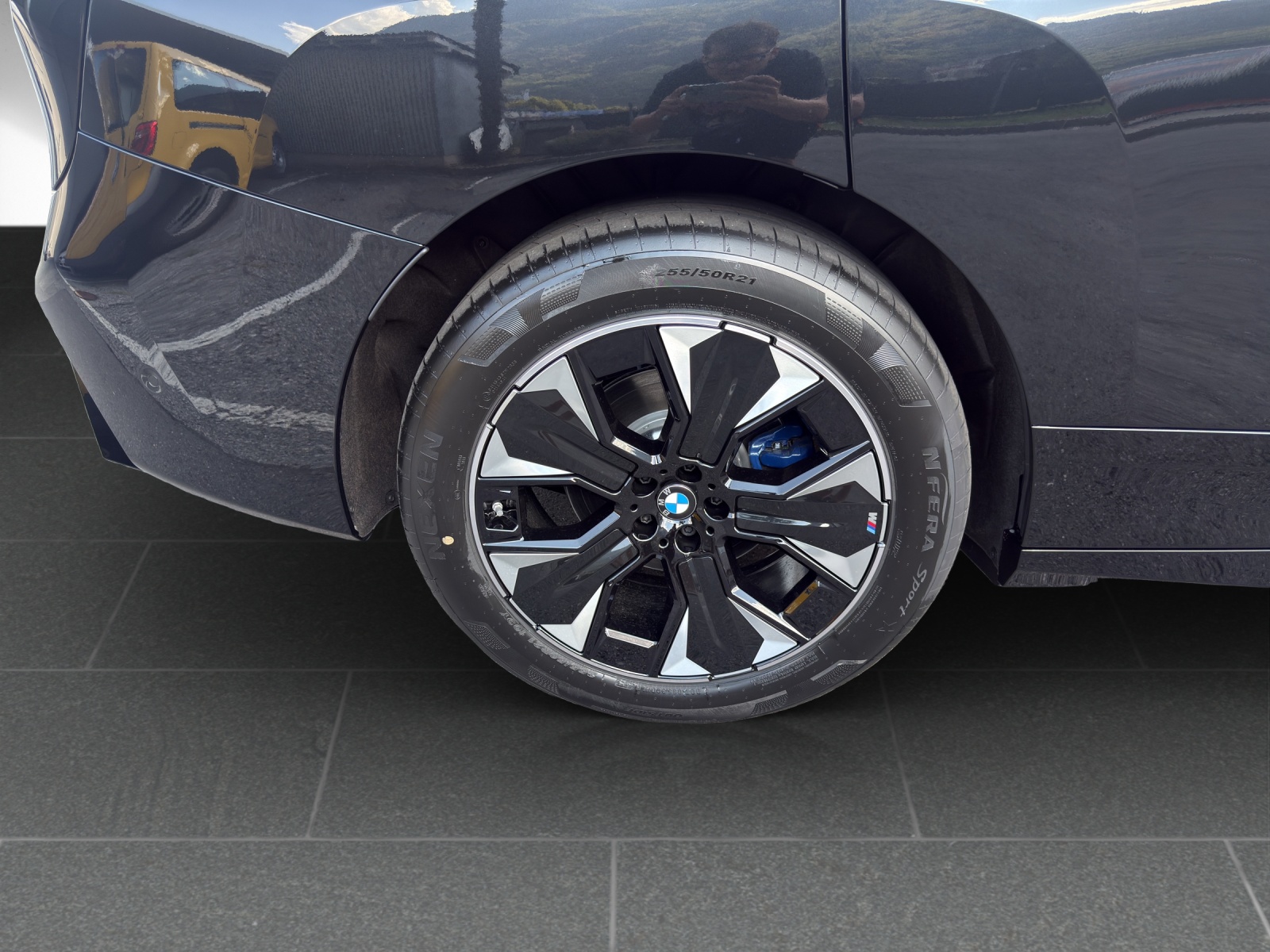 BMW iX xDrive60 M Sport-image-10