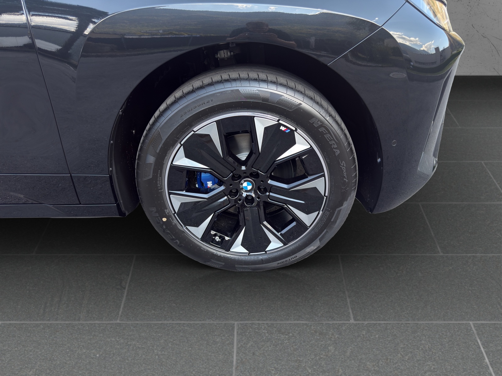 BMW iX xDrive60 M Sport-image-9