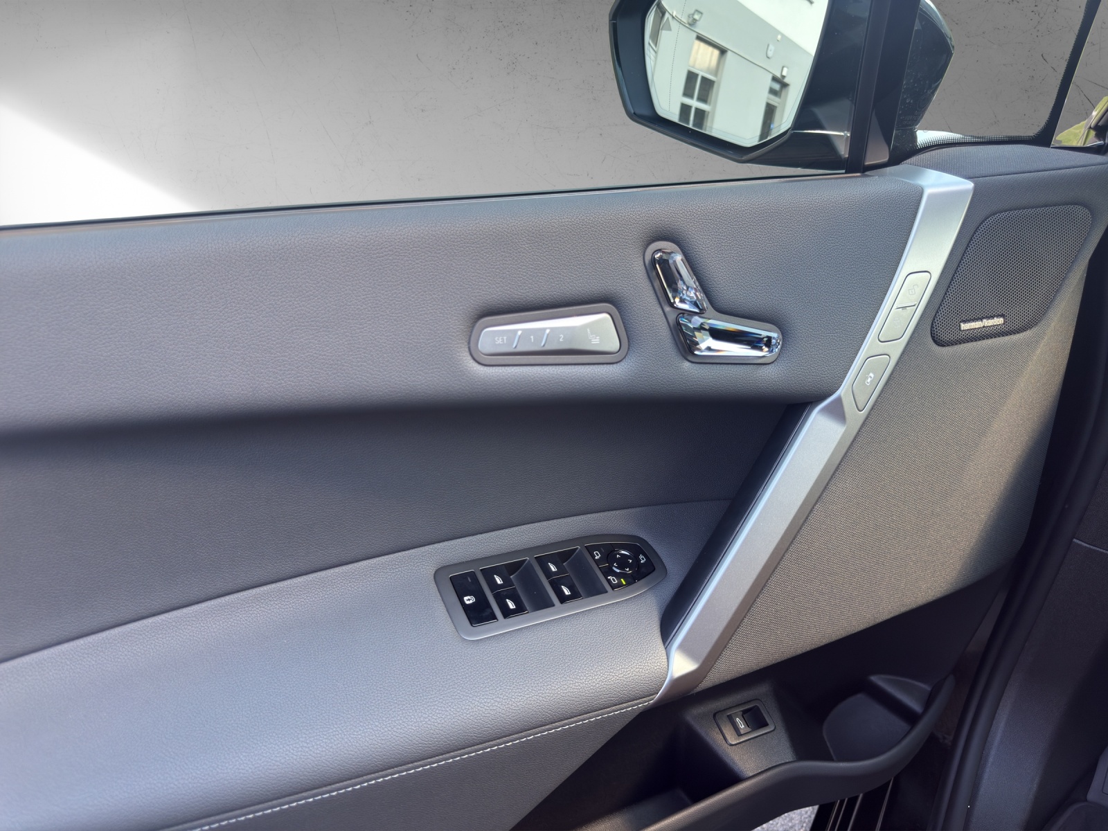 BMW iX xDrive60 M Sport-image-14