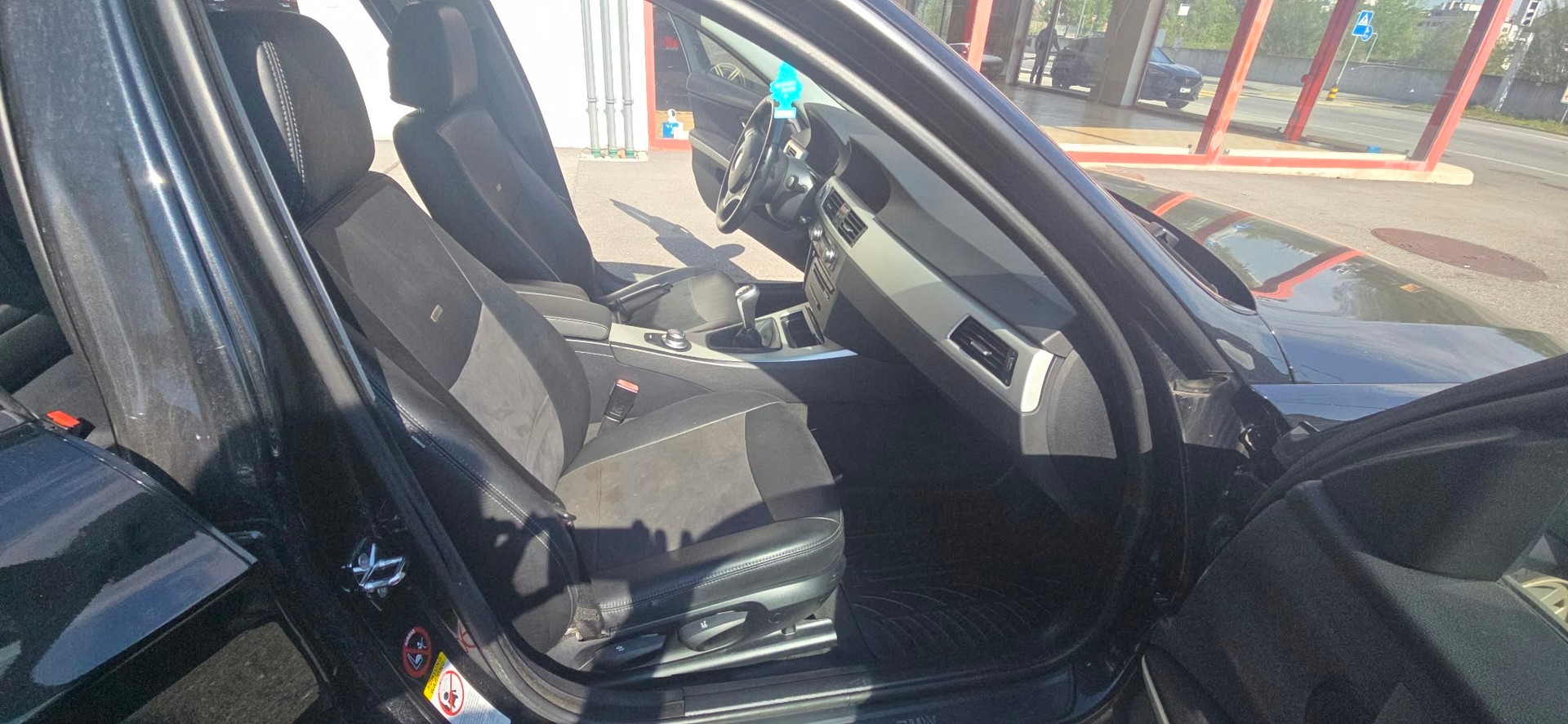 BMW 318i Access-image-8