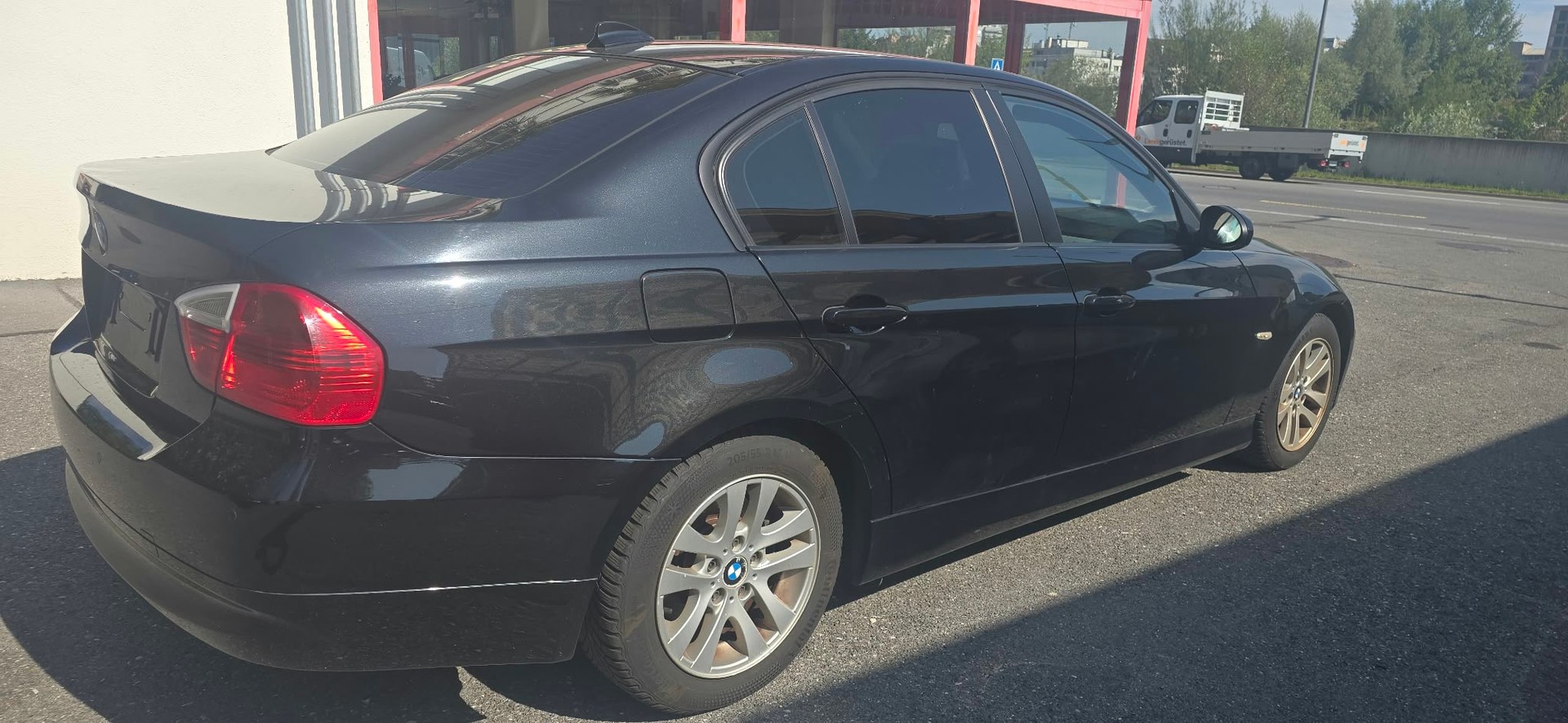 BMW 318i Access-image-2