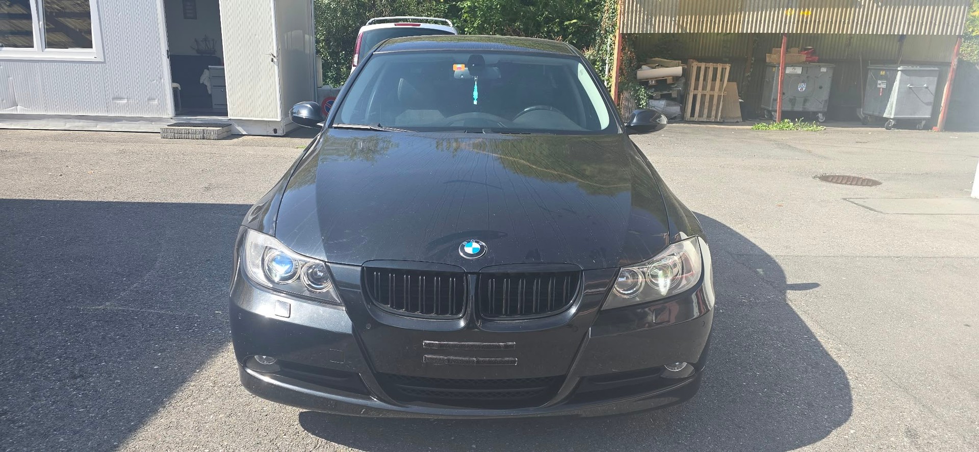 BMW 318i Access-image-0
