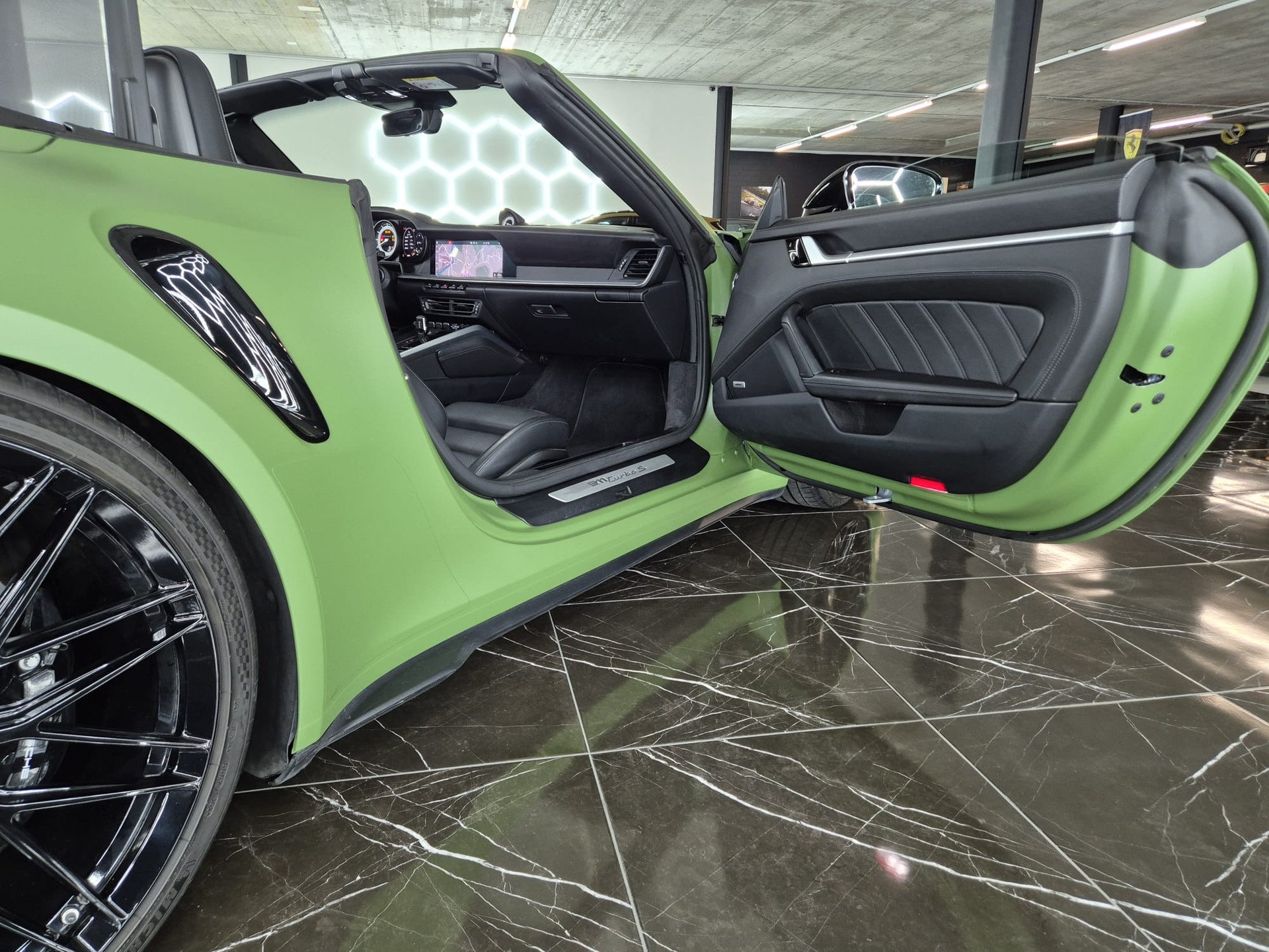 PORSCHE 911 Turbo S Cabriolet PDK-image-25