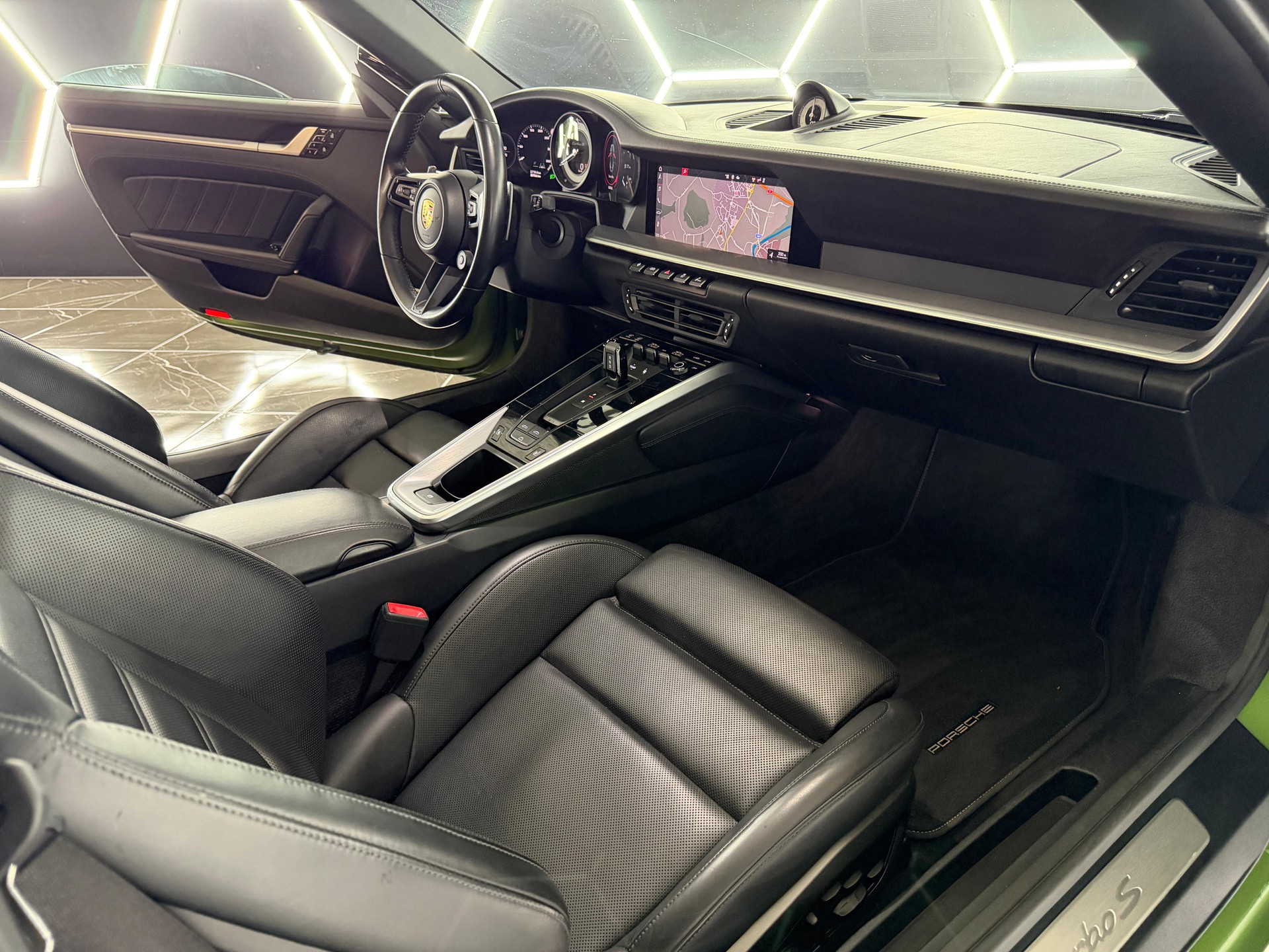 PORSCHE 911 Turbo S Cabriolet PDK-image-28