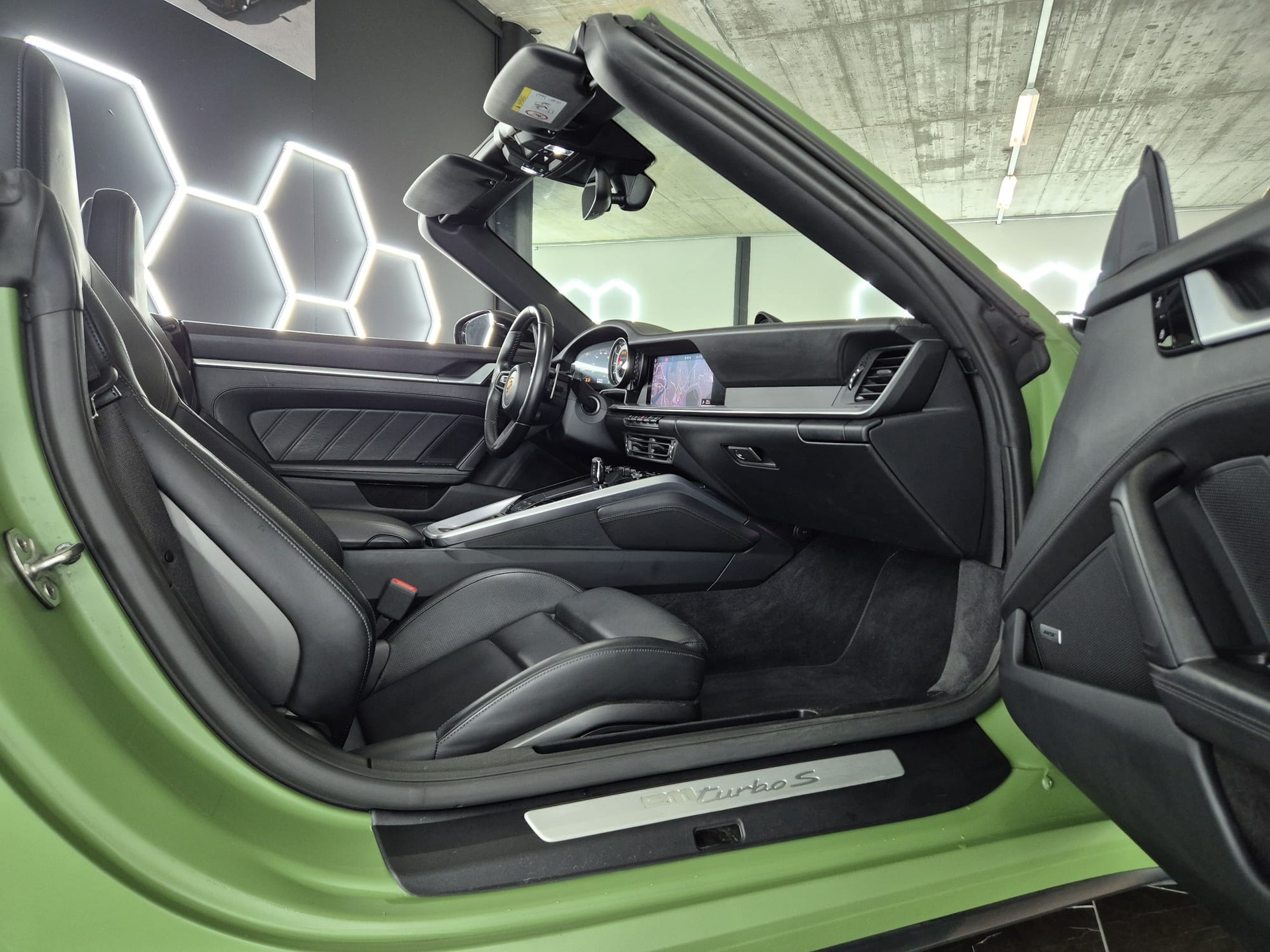 PORSCHE 911 Turbo S Cabriolet PDK-image-27