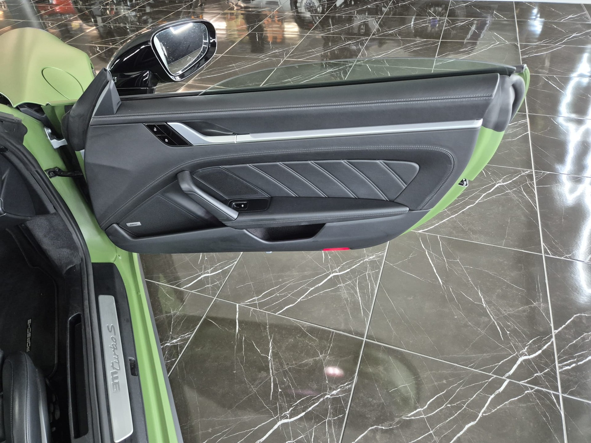 PORSCHE 911 Turbo S Cabriolet PDK-image-33