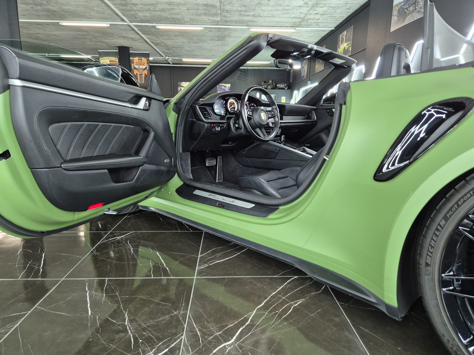 PORSCHE 911 Turbo S Cabriolet PDK-image-19