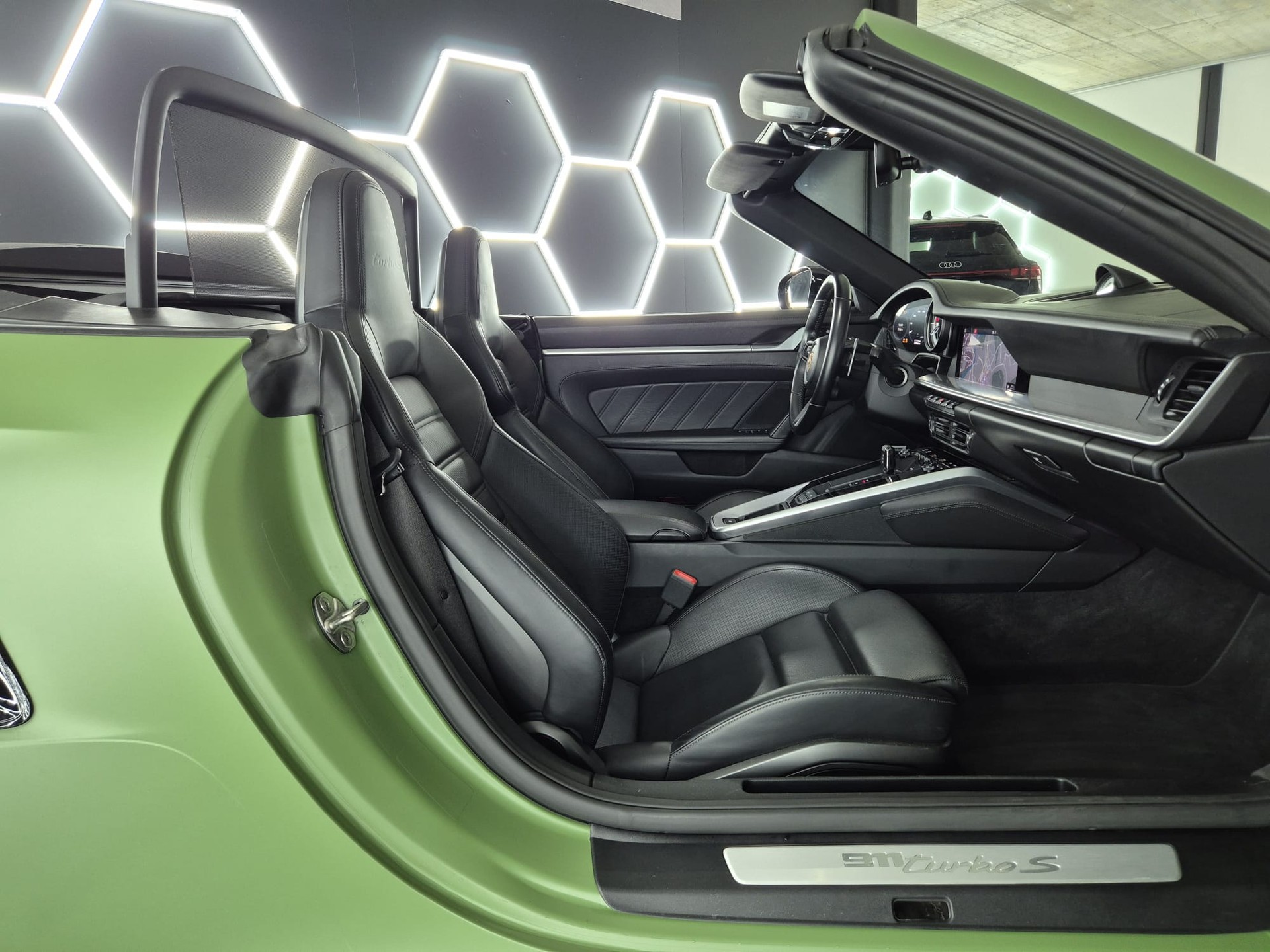 PORSCHE 911 Turbo S Cabriolet PDK-image-26