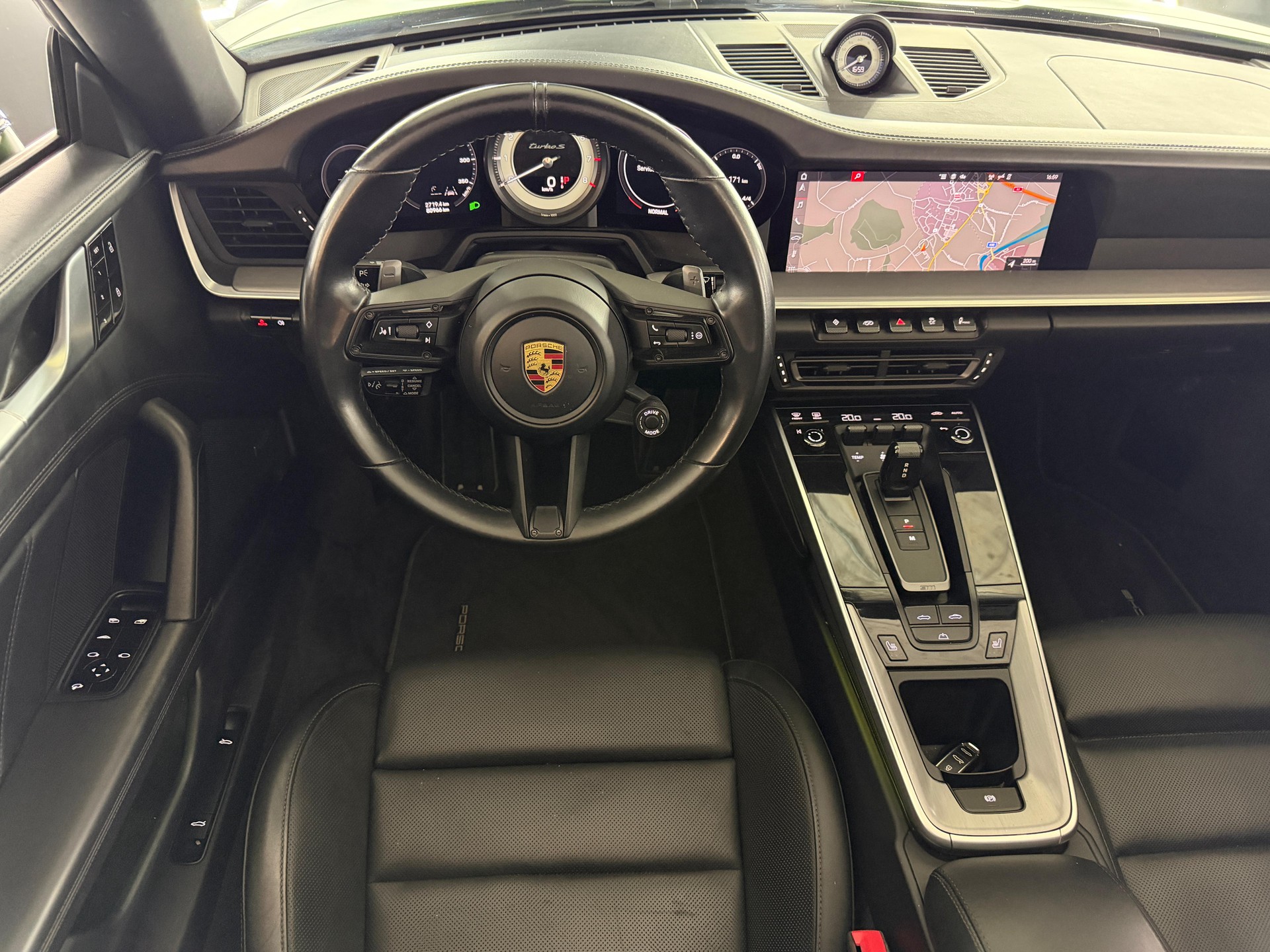 PORSCHE 911 Turbo S Cabriolet PDK-image-23