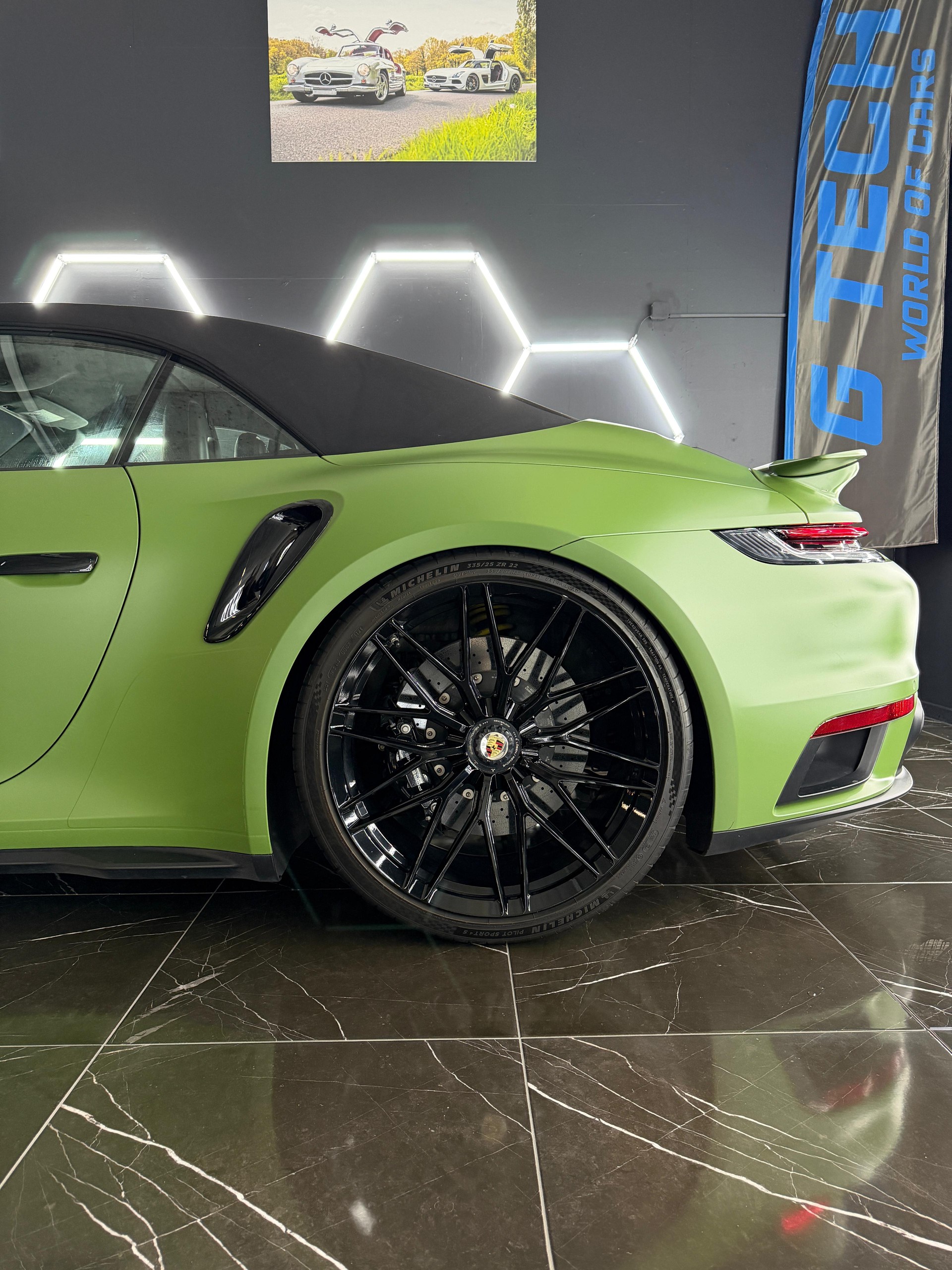 PORSCHE 911 Turbo S Cabriolet PDK-image-17