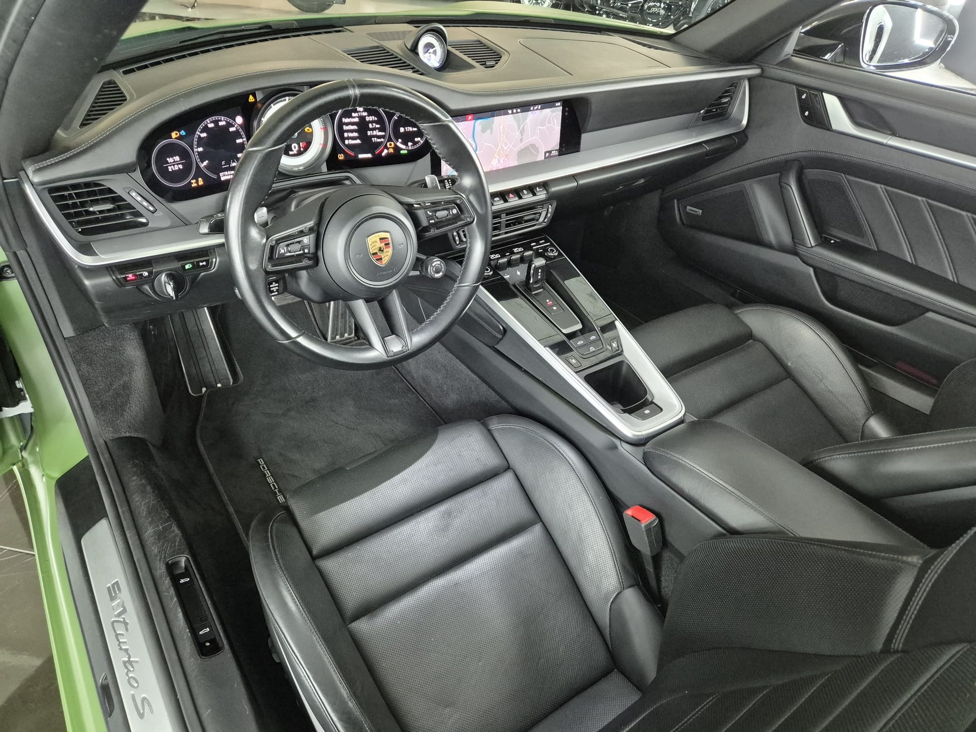 PORSCHE 911 Turbo S Cabriolet PDK-image-22