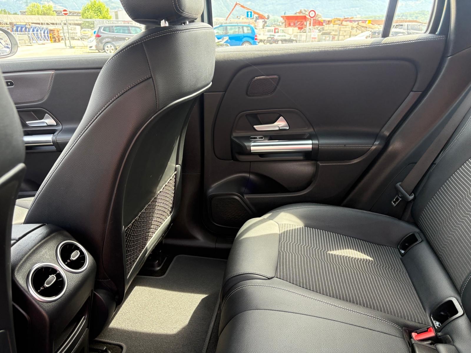 MERCEDES-BENZ EQA 300 4Matic-image-9
