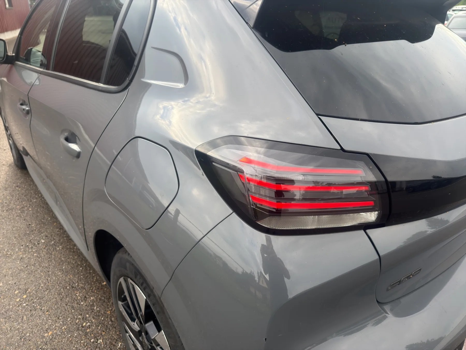 PEUGEOT 208 1.2 Hybrid Allure-image-30