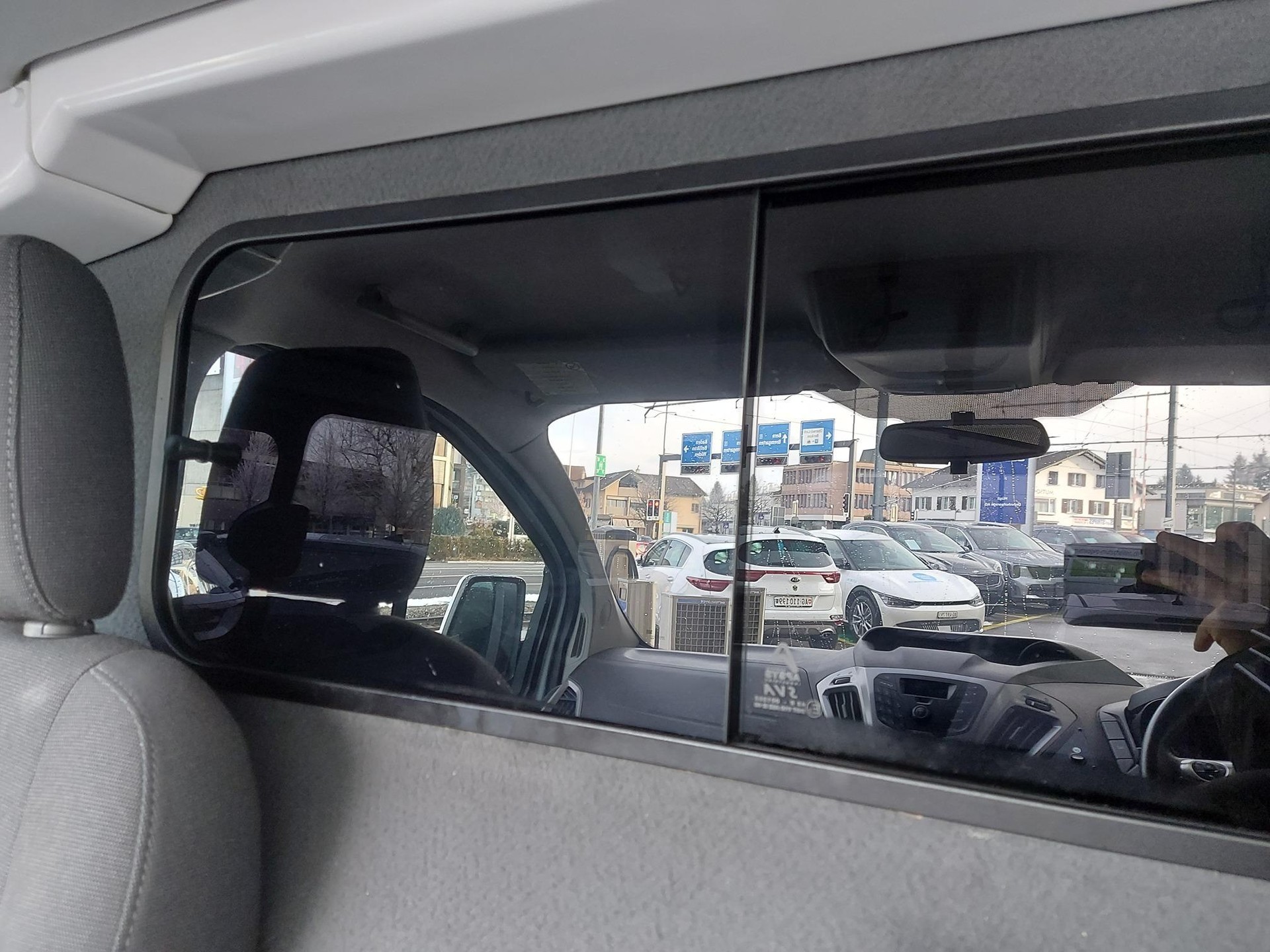 FORD Transit C Kombi 300 L1 2.2 TDCi 125 Trend "Liegetransport"-image-13