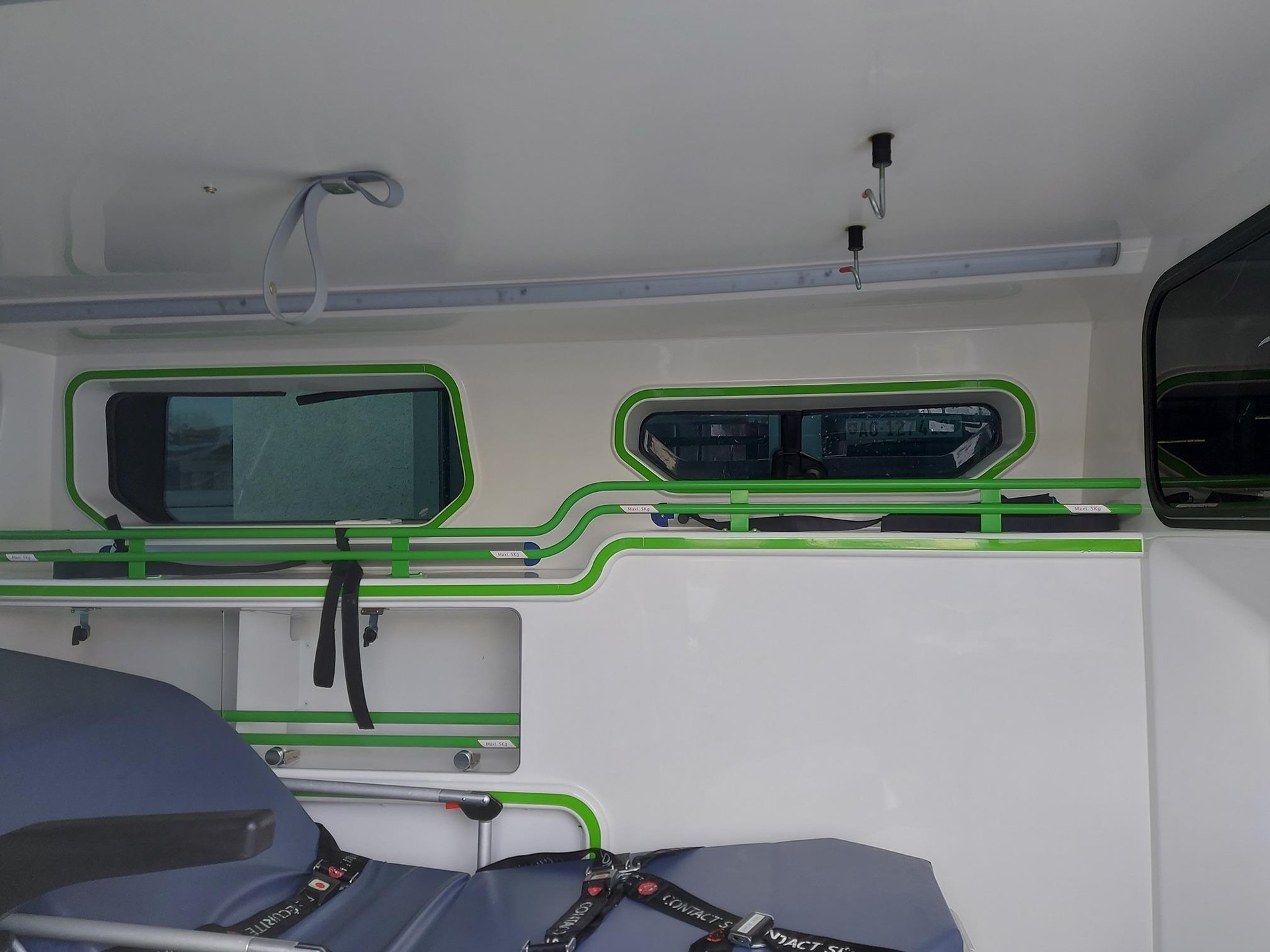 FORD Transit C Kombi 300 L1 2.2 TDCi 125 Trend "Liegetransport"-image-9