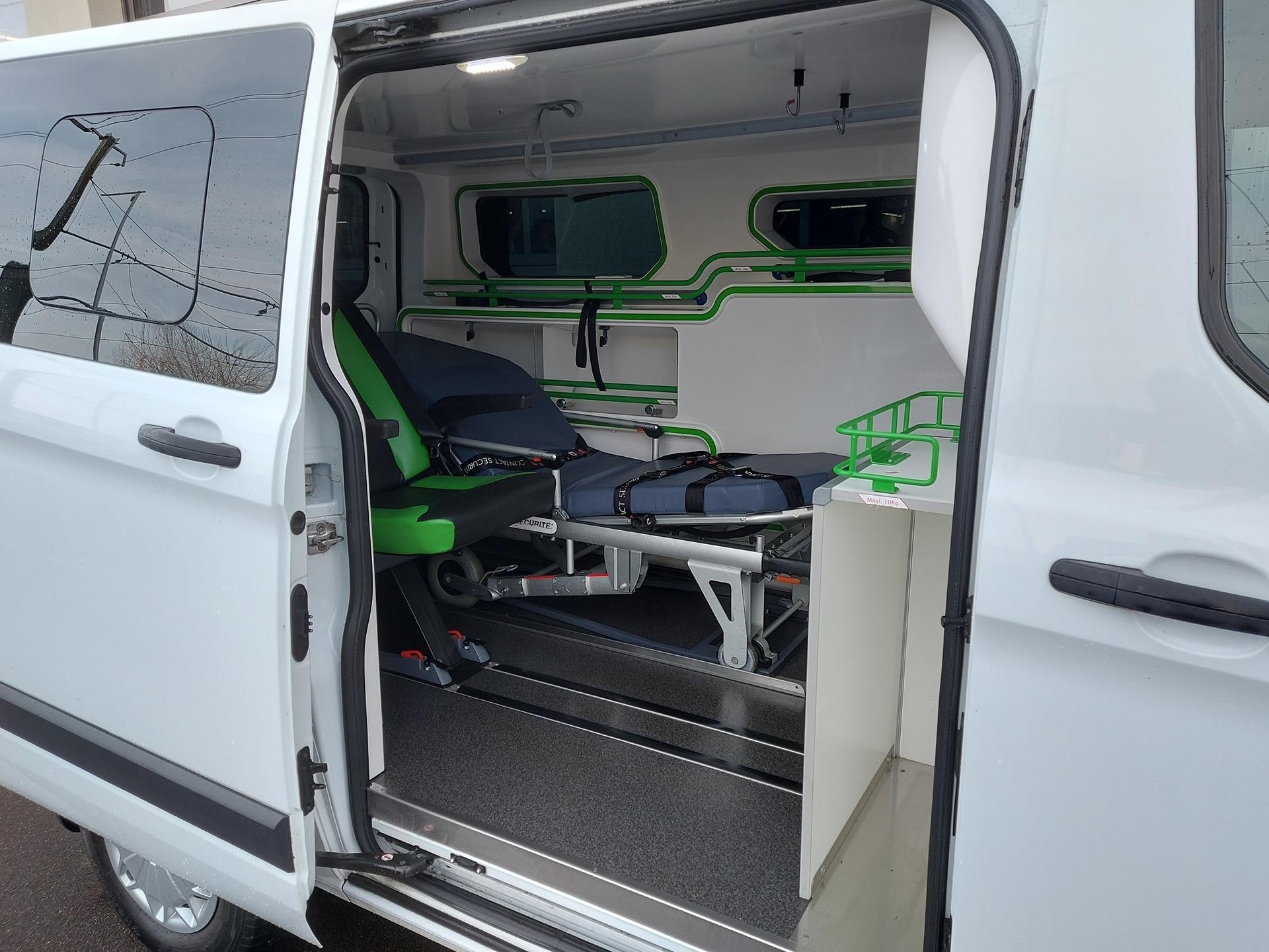 FORD Transit C Kombi 300 L1 2.2 TDCi 125 Trend "Liegetransport"-image-11
