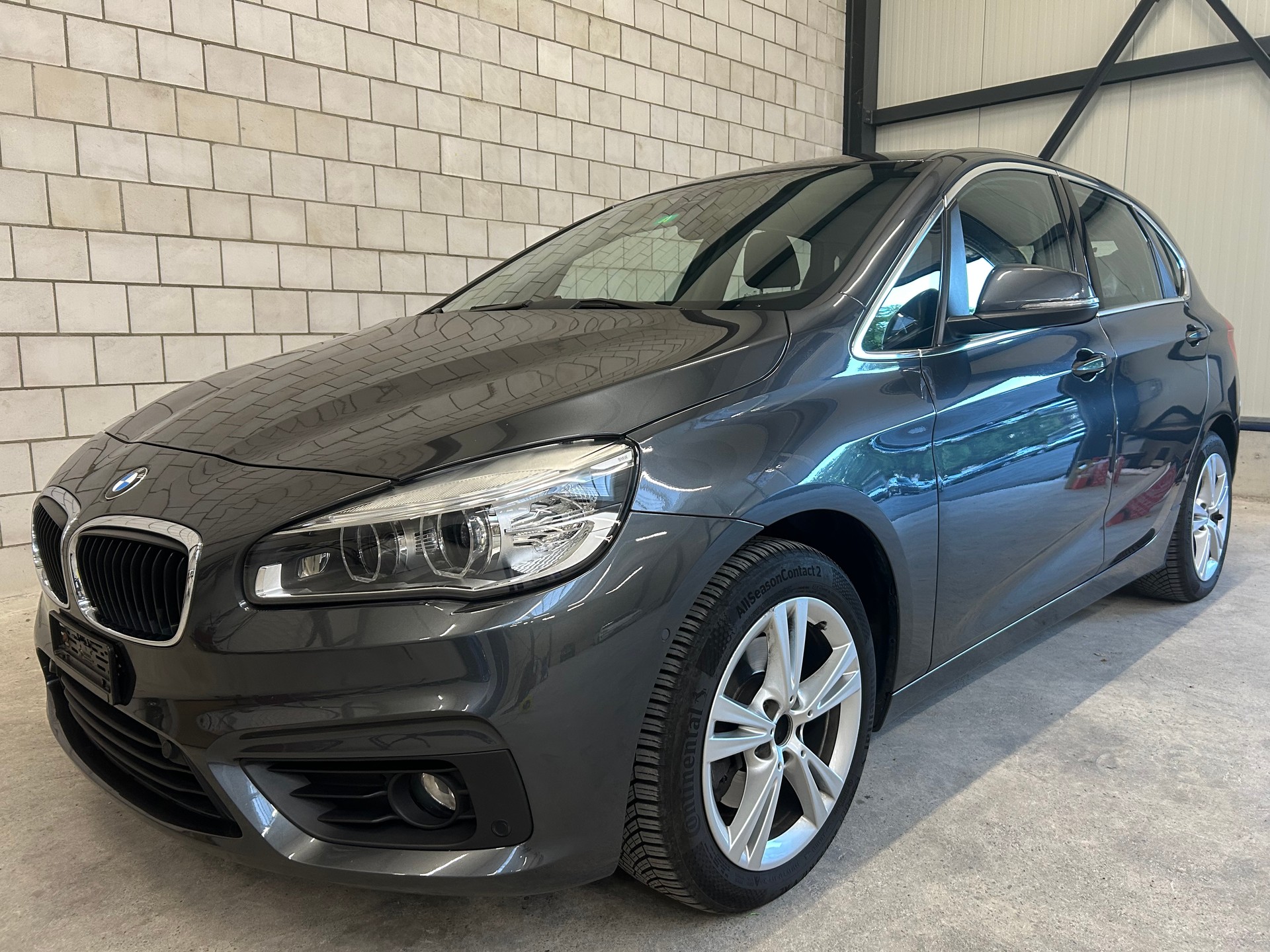 BMW 220i Active Tourer Steptronic-image-1