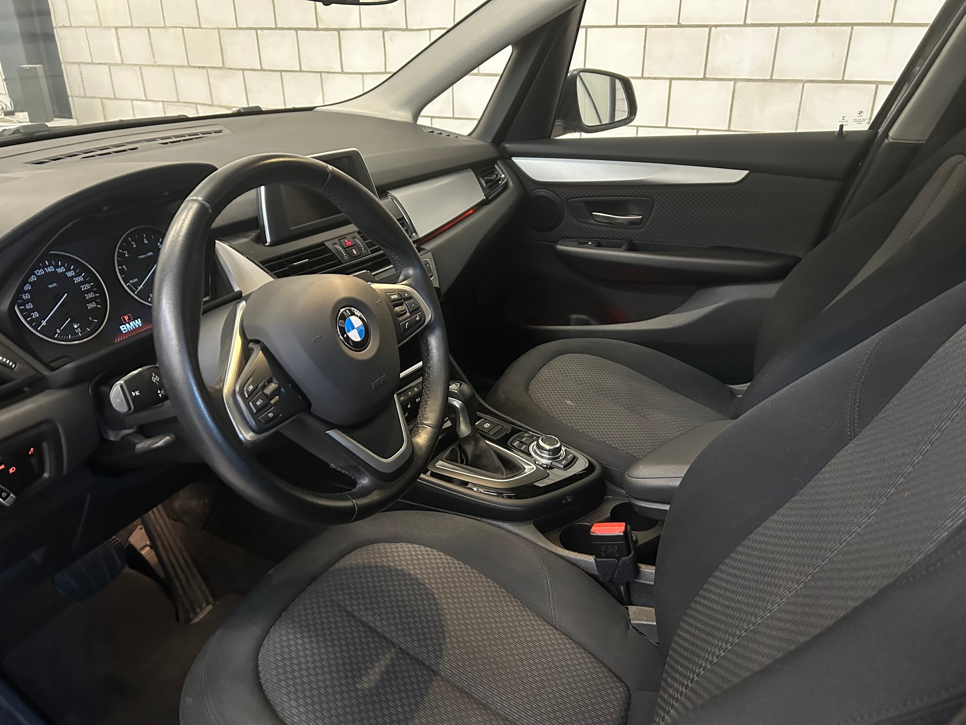 BMW 220i Active Tourer Steptronic-image-8