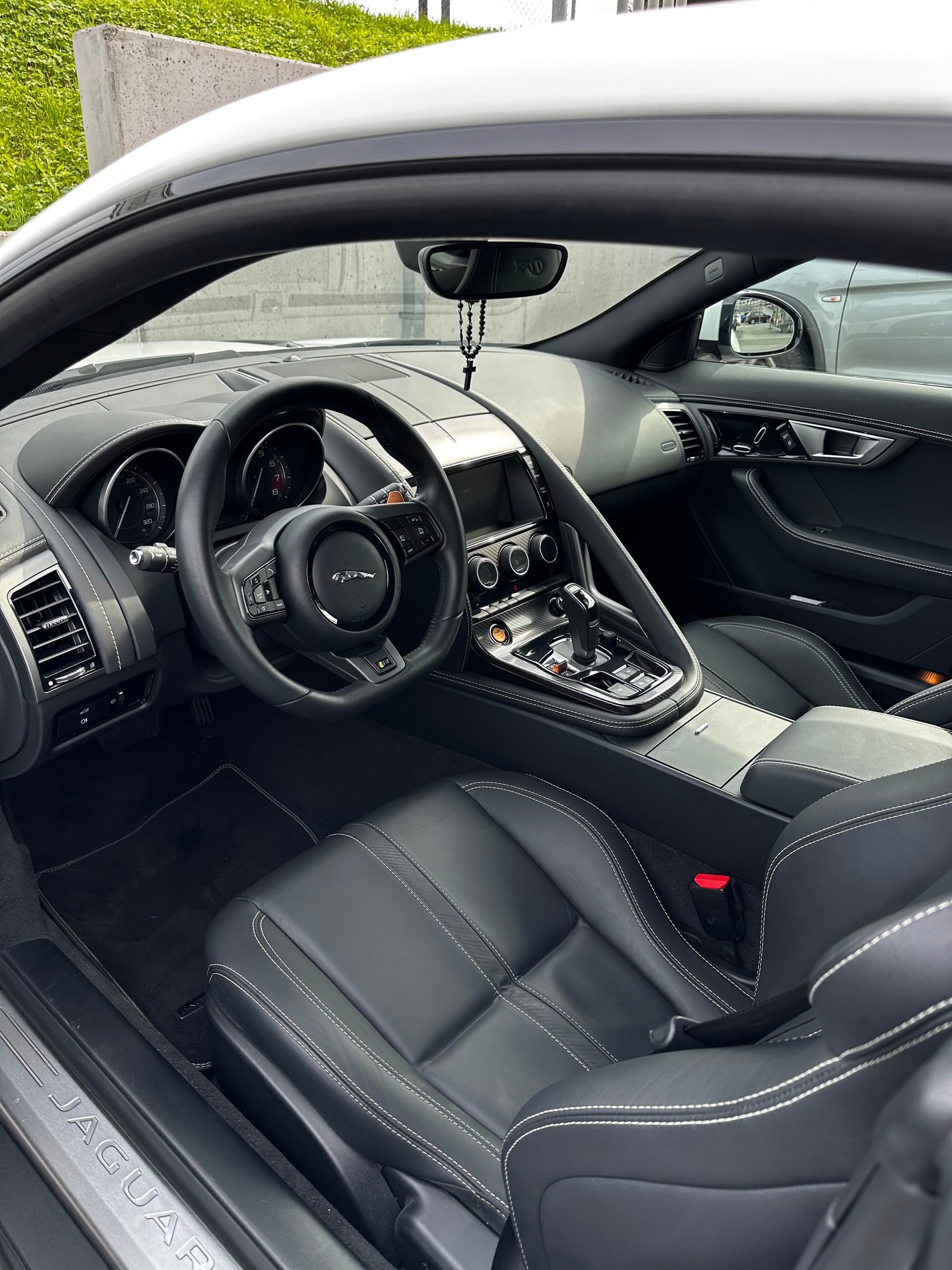 JAGUAR F-Type R V8-image-2