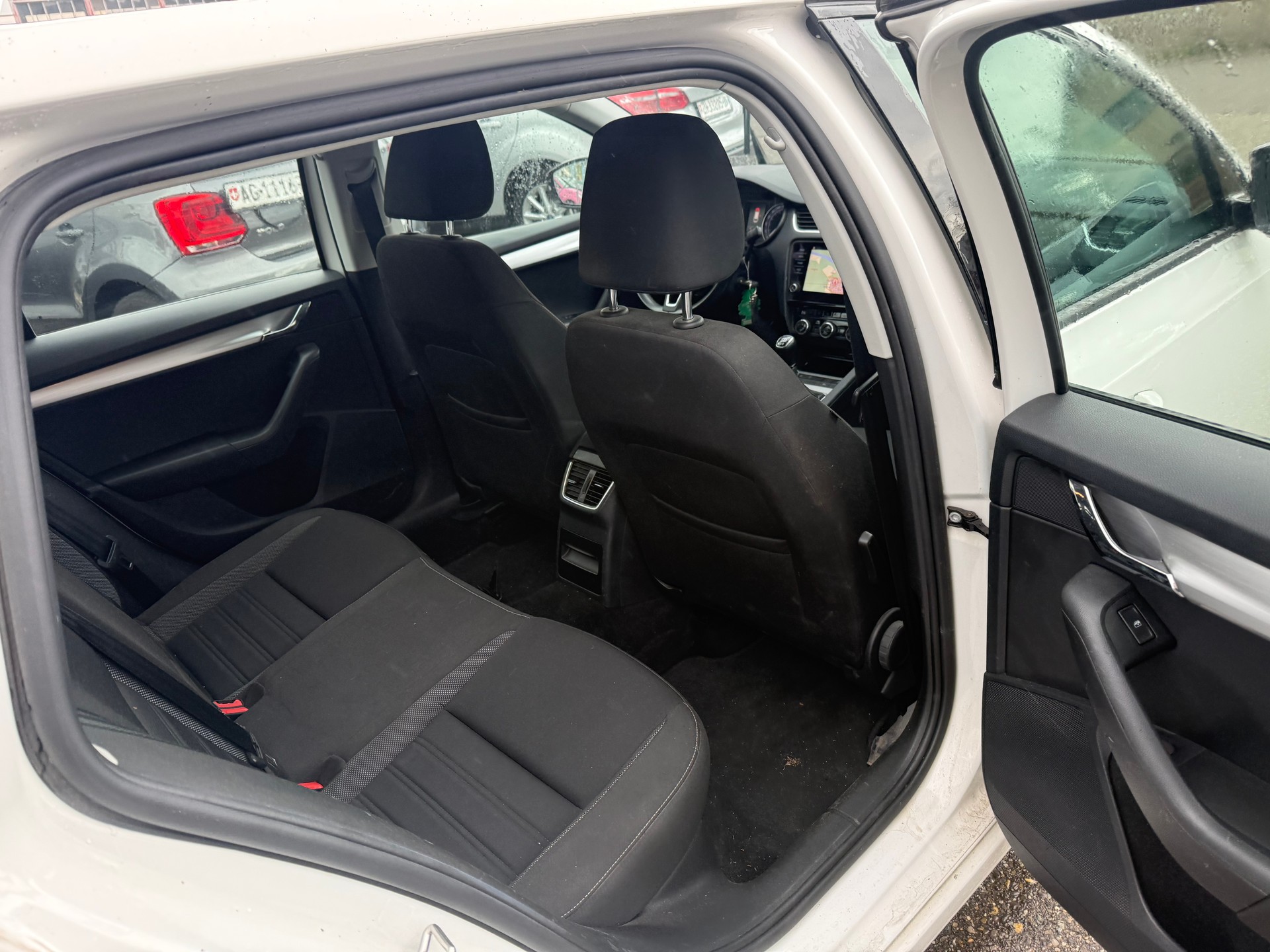 SKODA Octavia Combi 1.6 TDI Clever 4x4-image-9