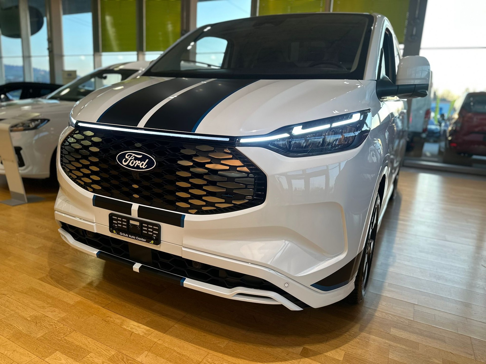 FORD Transit Custom Van 320 L1H1 82,5kWh Sport-image-1
