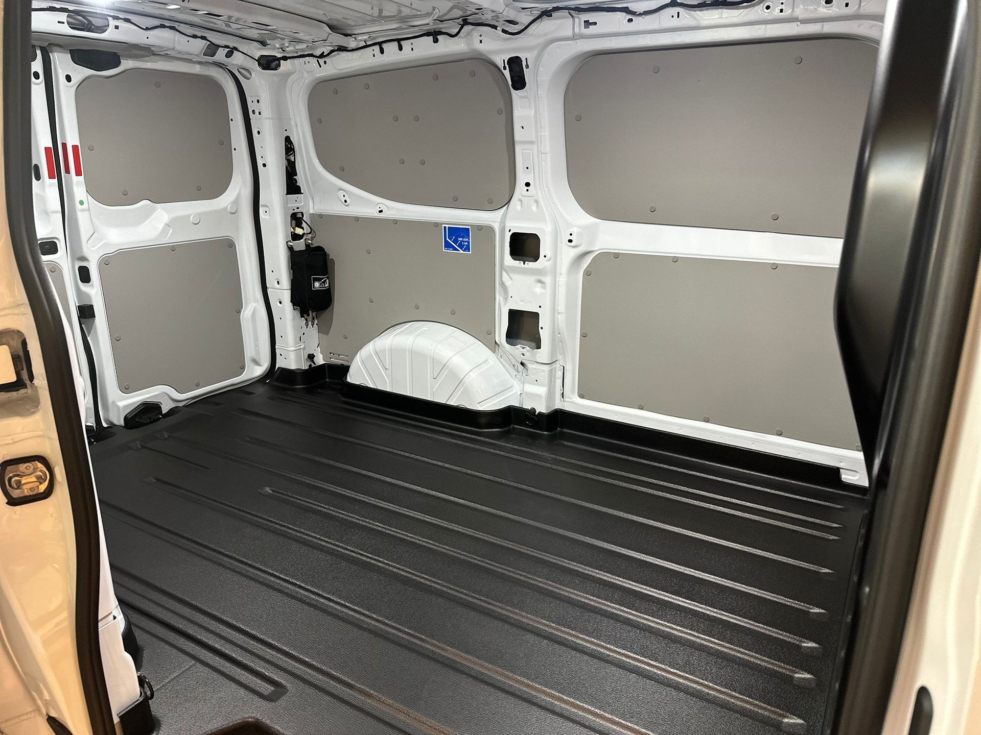 FORD Transit Custom Van 320 L1H1 82,5kWh Sport-image-11