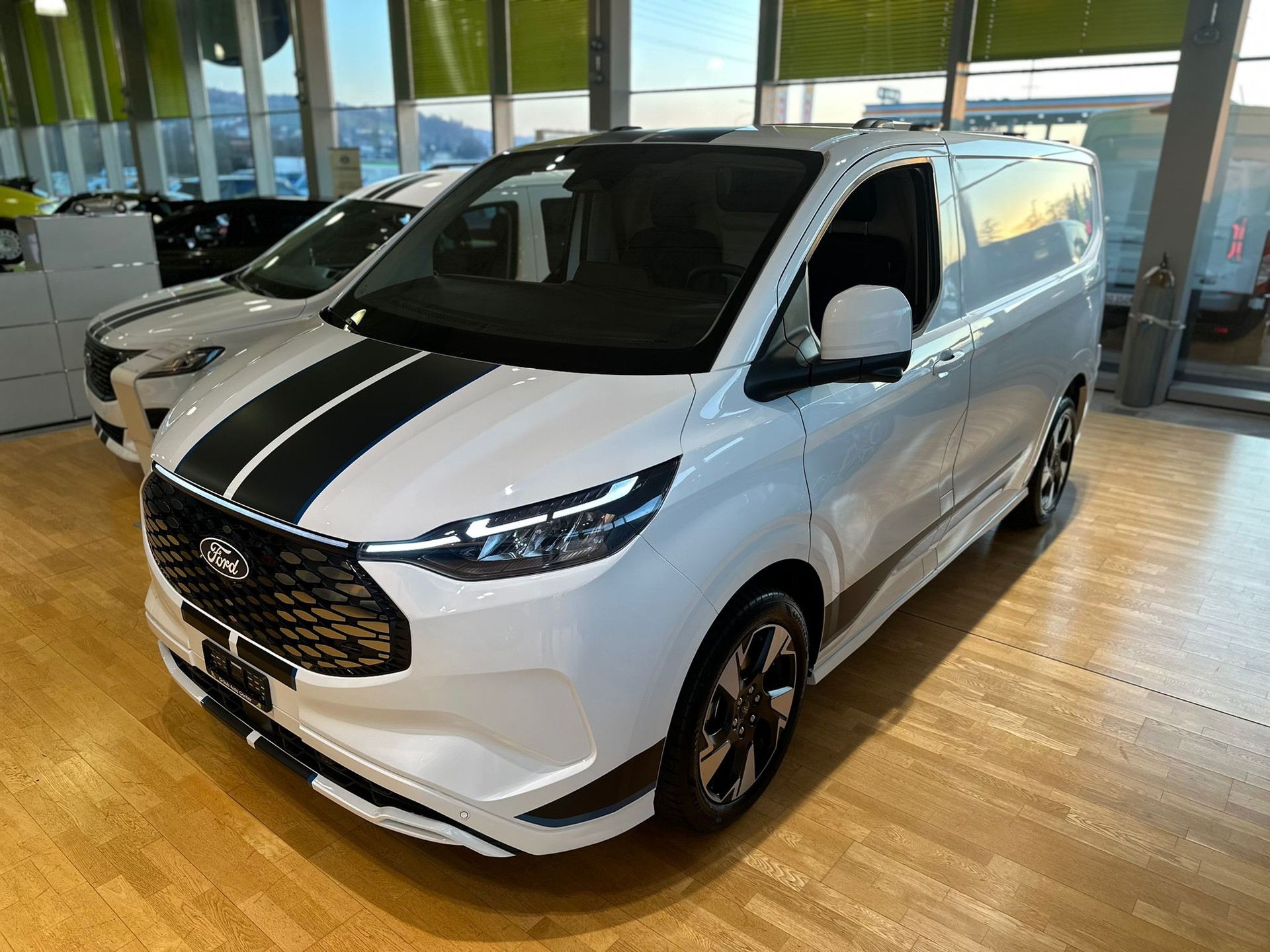 FORD Transit Custom Van 320 L1H1 82,5kWh Sport-image-3