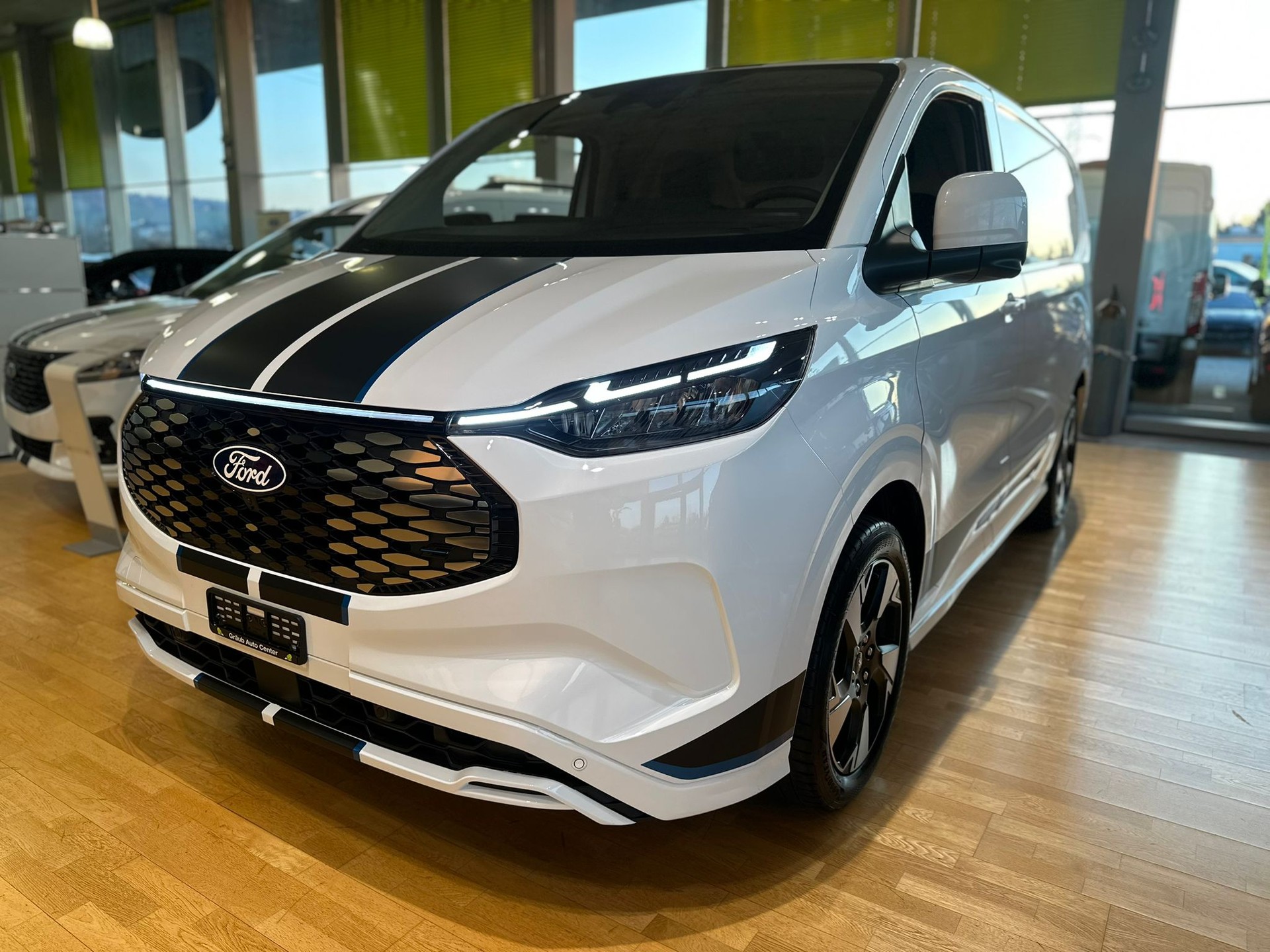FORD Transit Custom Van 320 L1H1 82,5kWh Sport-image-0