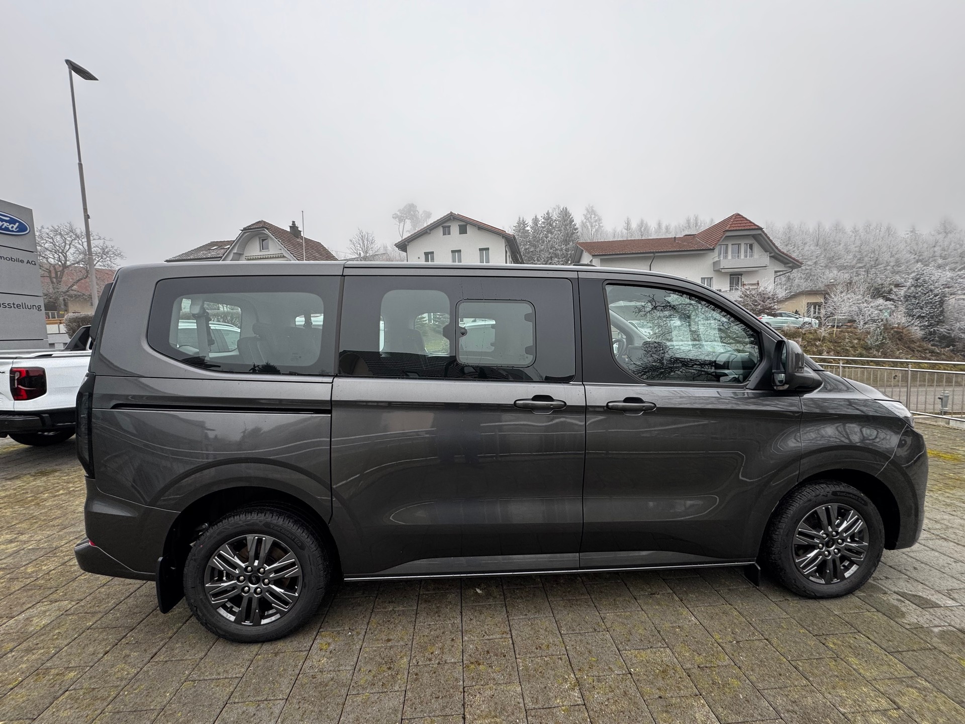 FORD Tourneo Bus 340 L1H1 PHEV Titanium-showroom-element-1