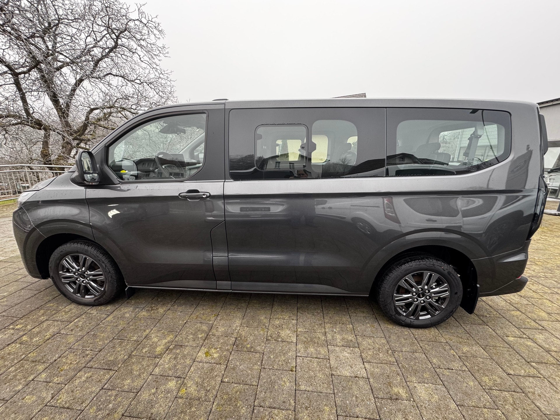 FORD Tourneo Bus 340 L1H1 PHEV Titanium-image-4